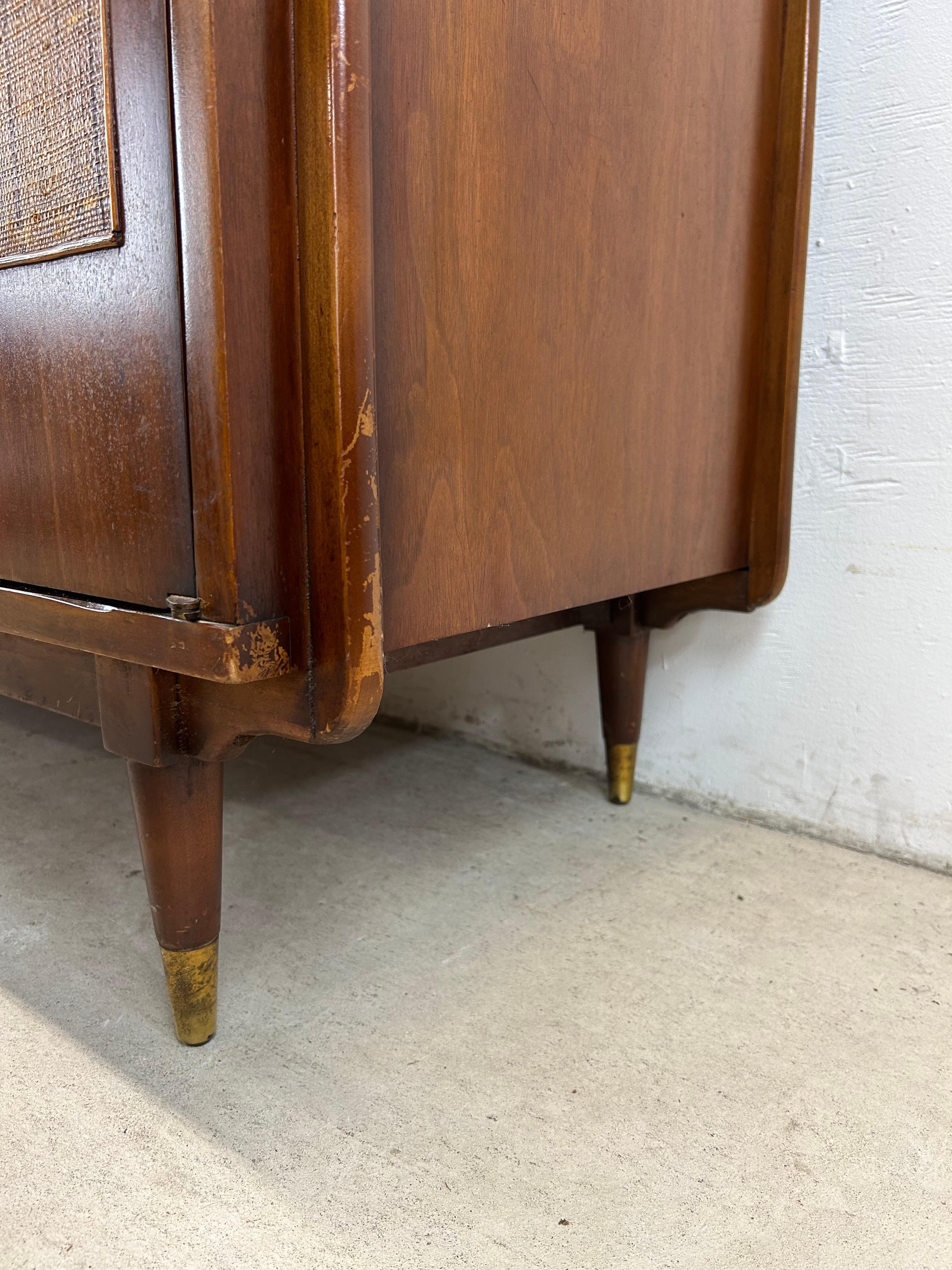 Comò Lowboy moderno del Medioevo con frontali a canne e specchio in vendita 10