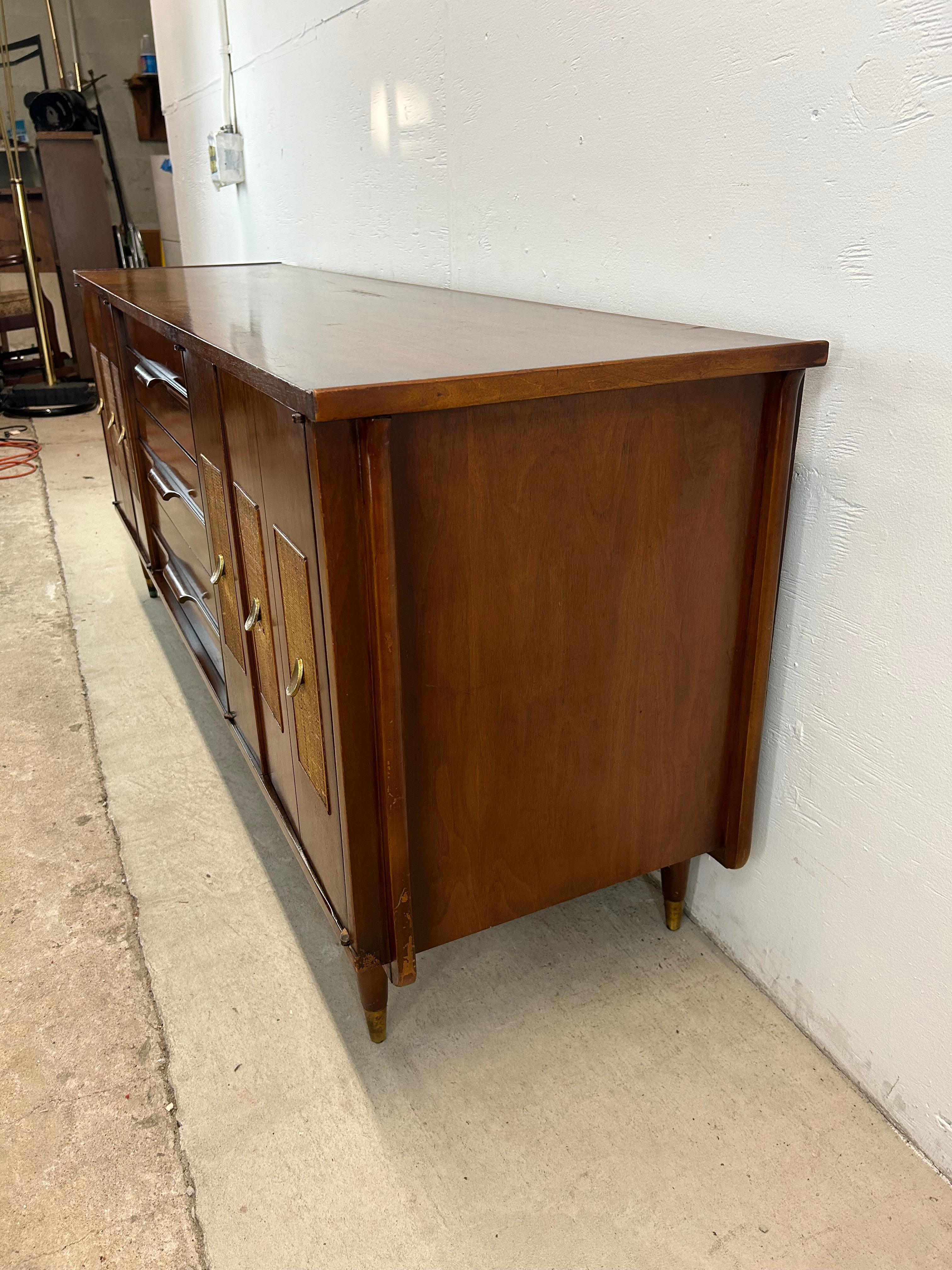 Comò Lowboy moderno del Medioevo con frontali a canne e specchio in vendita 11