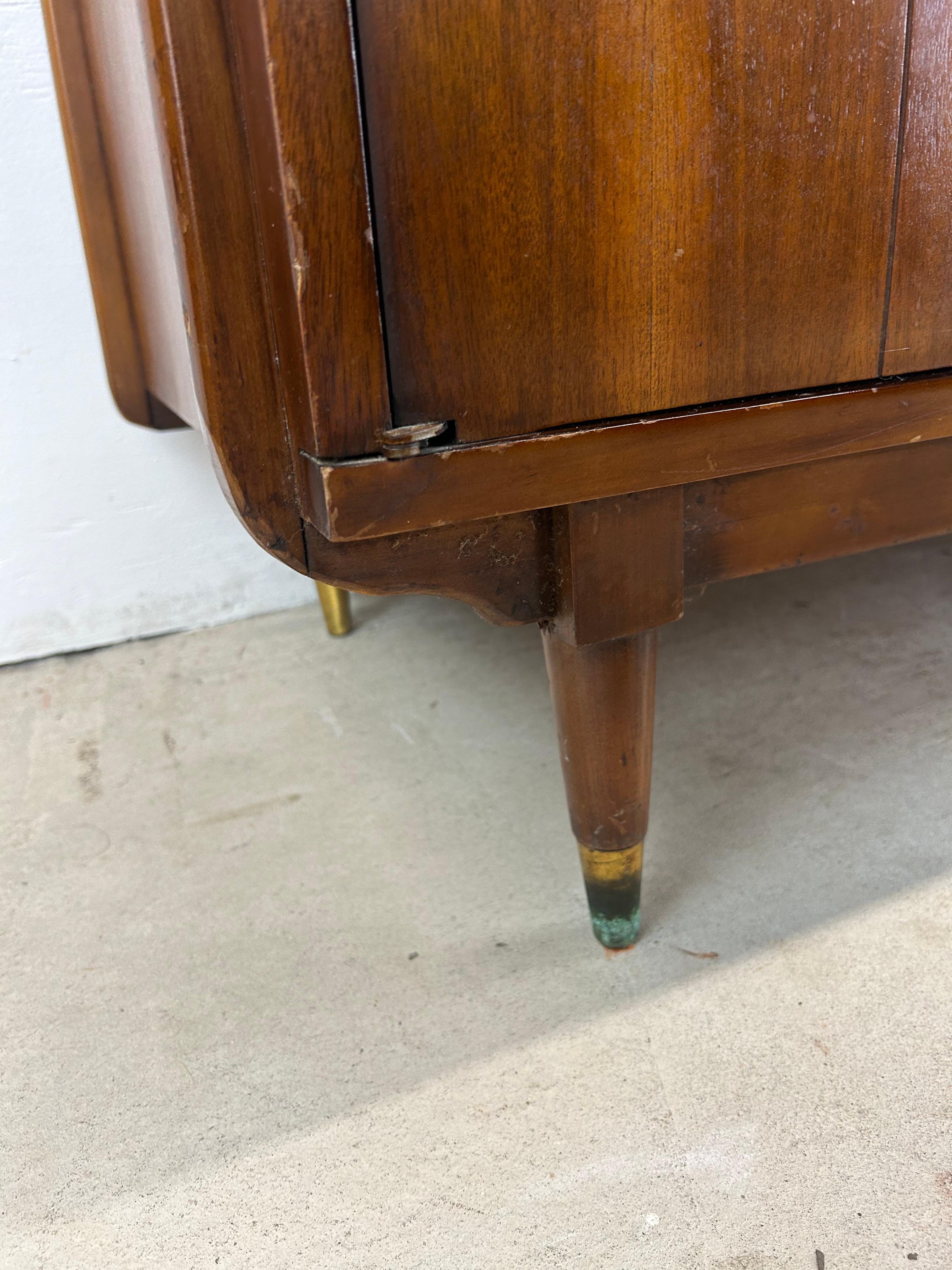 Comò Lowboy moderno del Medioevo con frontali a canne e specchio in vendita 12