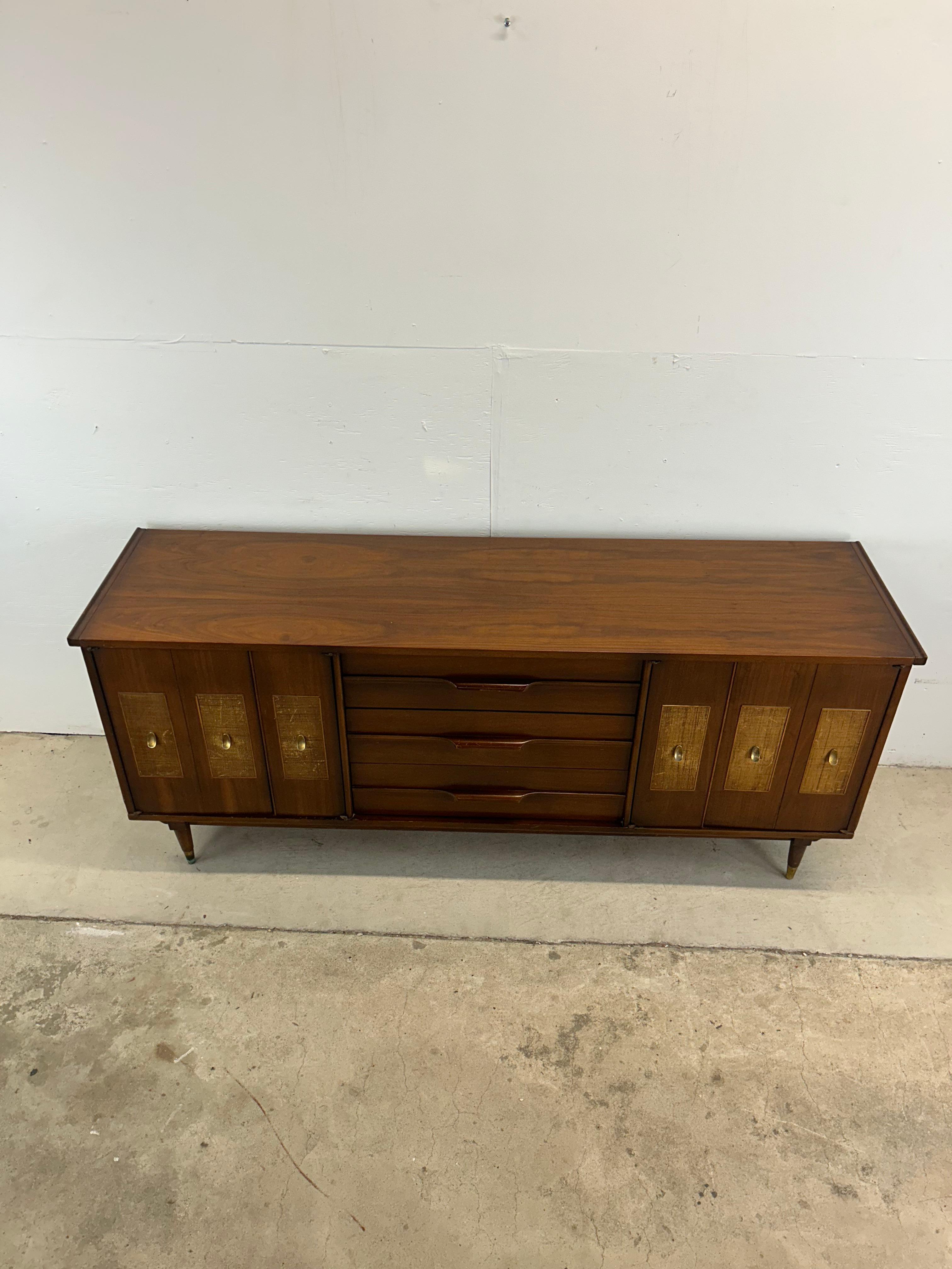 Mid-Century moderno Comò Lowboy moderno del Medioevo con frontali a canne e specchio in vendita