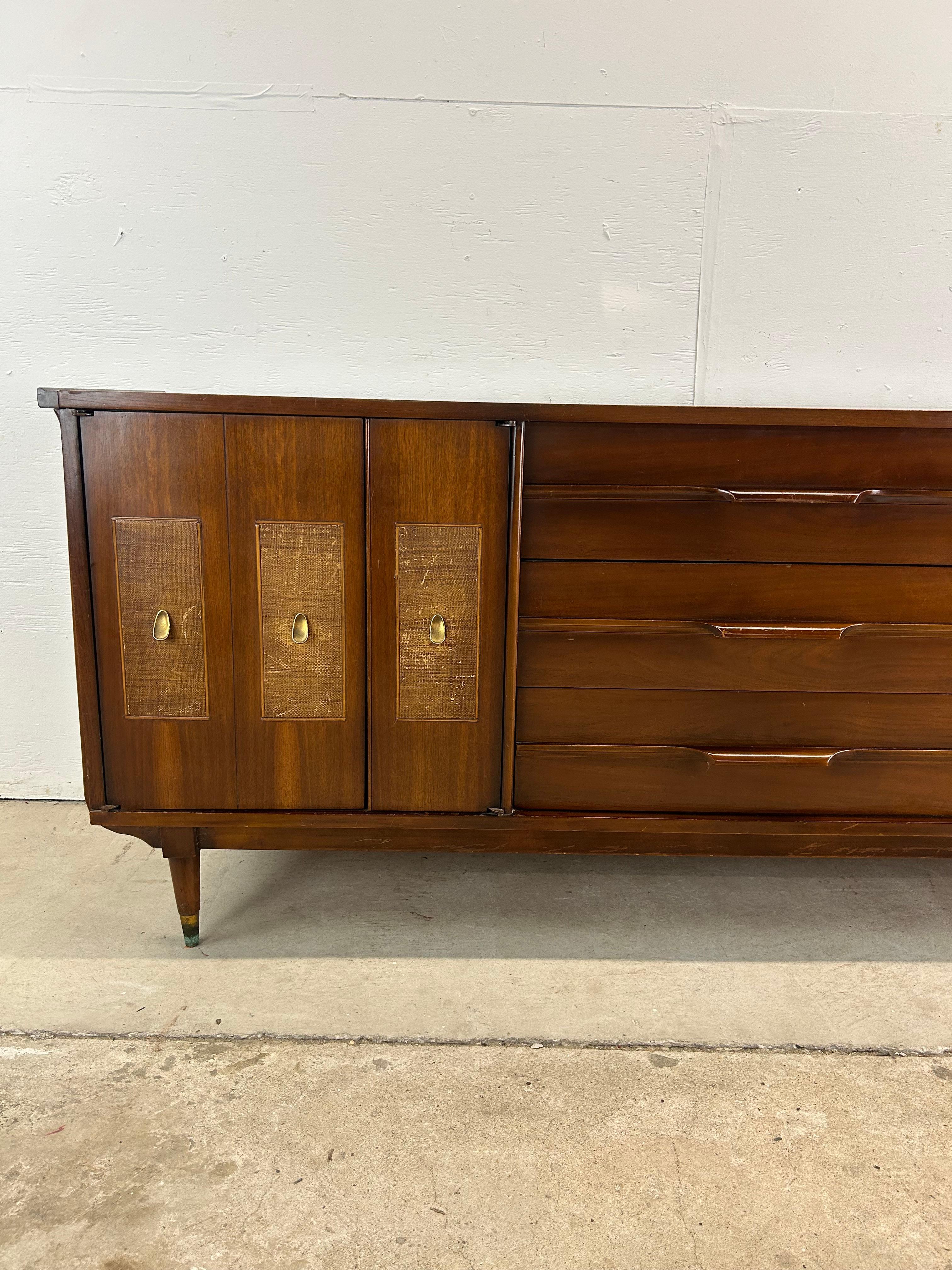 Americano Comò Lowboy moderno del Medioevo con frontali a canne e specchio in vendita