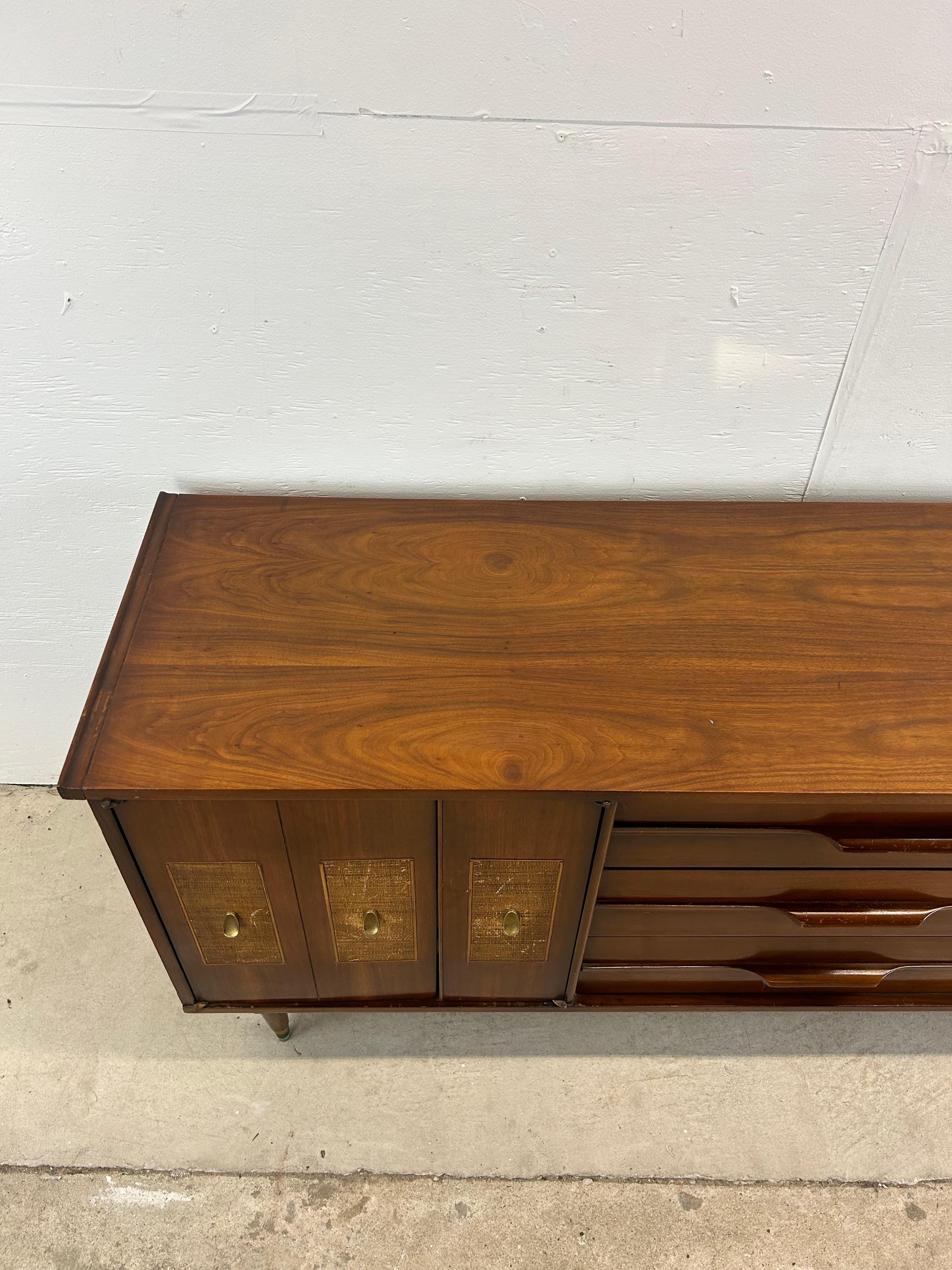 Comò Lowboy moderno del Medioevo con frontali a canne e specchio In condizioni buone in vendita a Freehold, NJ