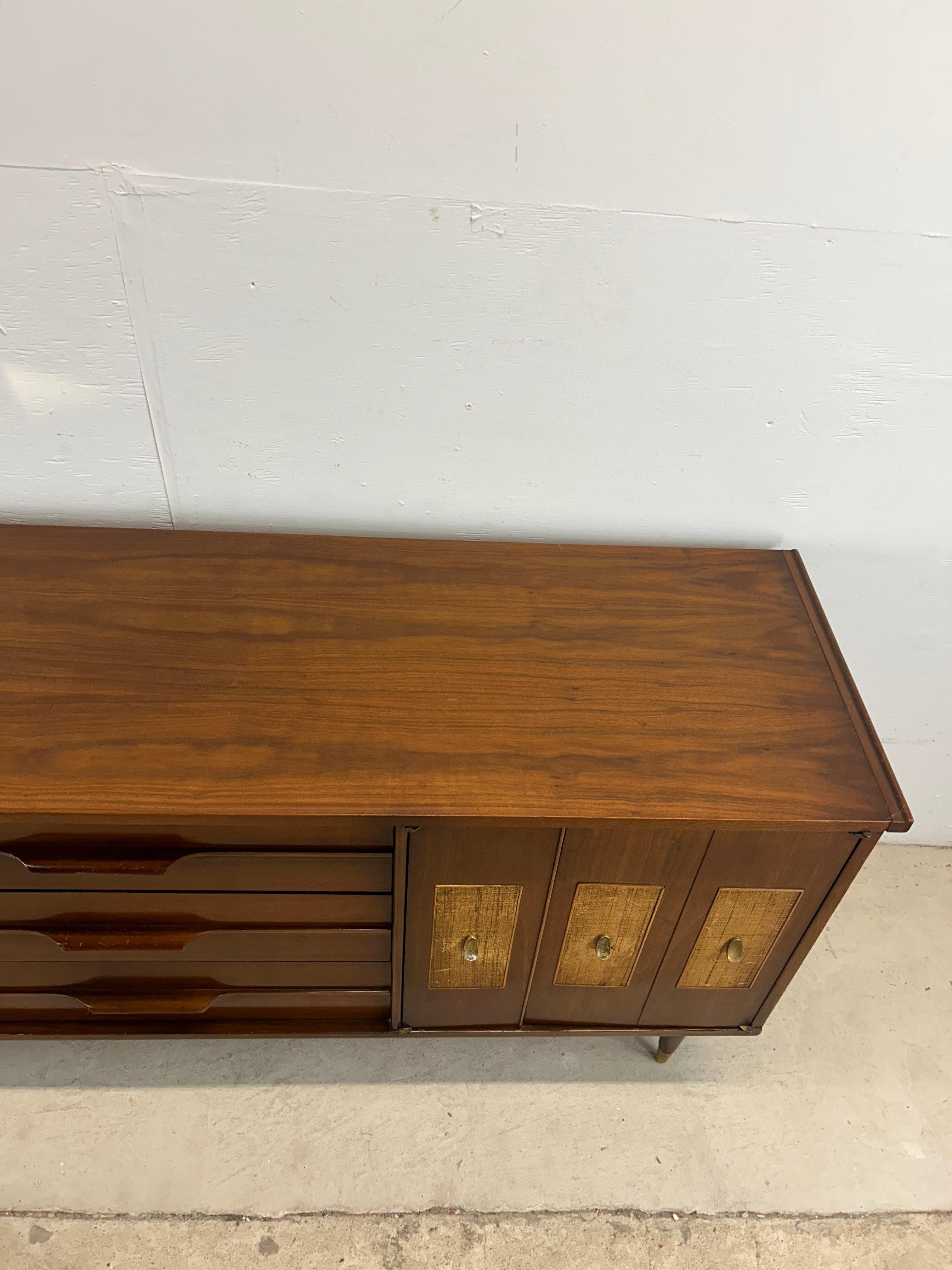 XX secolo Comò Lowboy moderno del Medioevo con frontali a canne e specchio in vendita