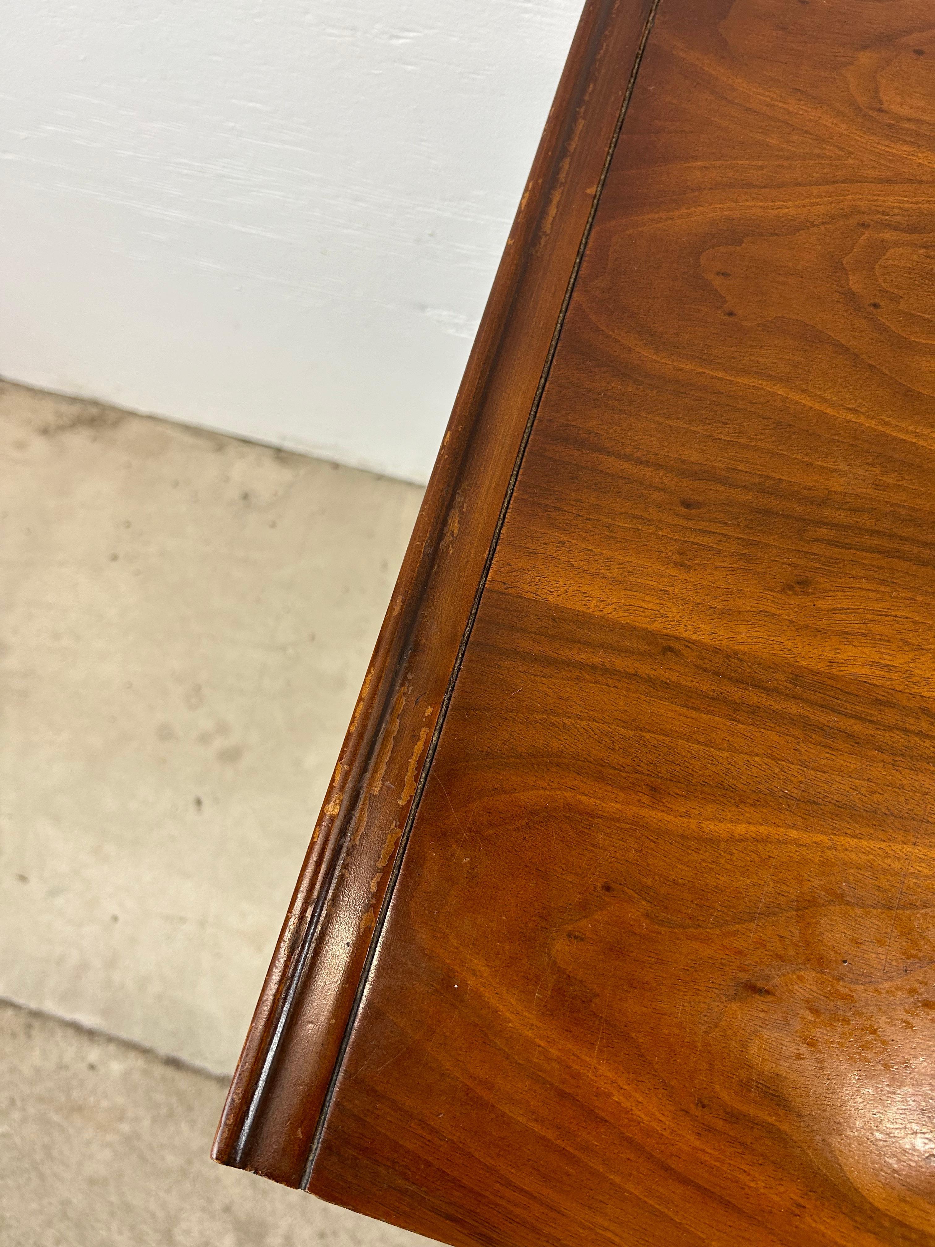 Ottone Comò Lowboy moderno del Medioevo con frontali a canne e specchio in vendita
