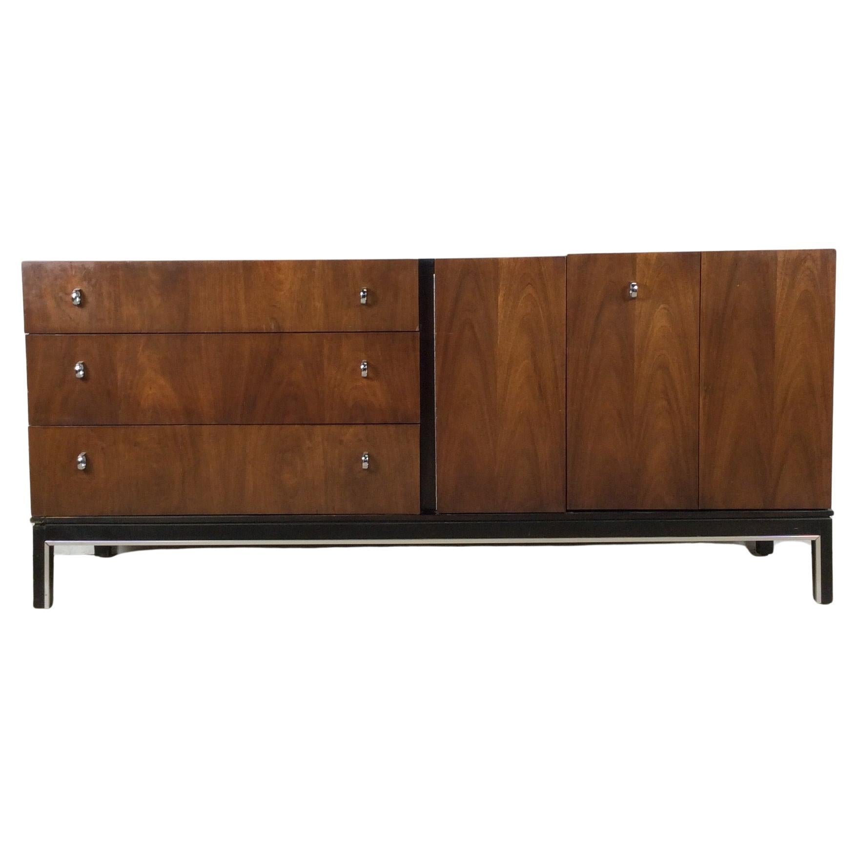 Comò Lowboy moderno del Medio Secolo con inserti cromati di American of Martinsvill