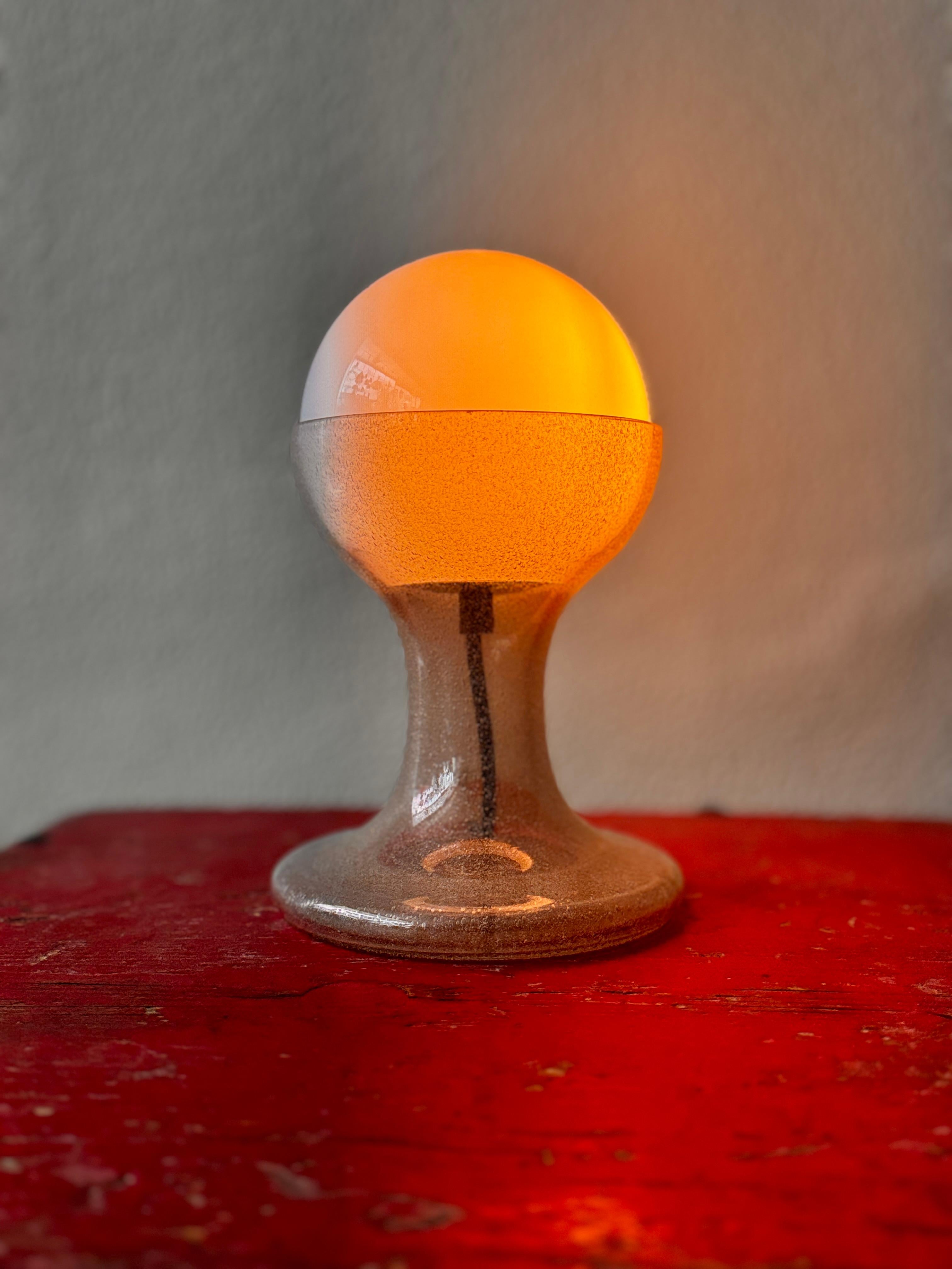 Obra maestra del diseño de iluminación italiano de los años 70, esta lámpara de sobremesa LT215 de Carlo Nason para Mazzega es un impresionante ejemplo de artesanía en cristal de Murano y estética de la era espacial. Diseñado en la misma época que