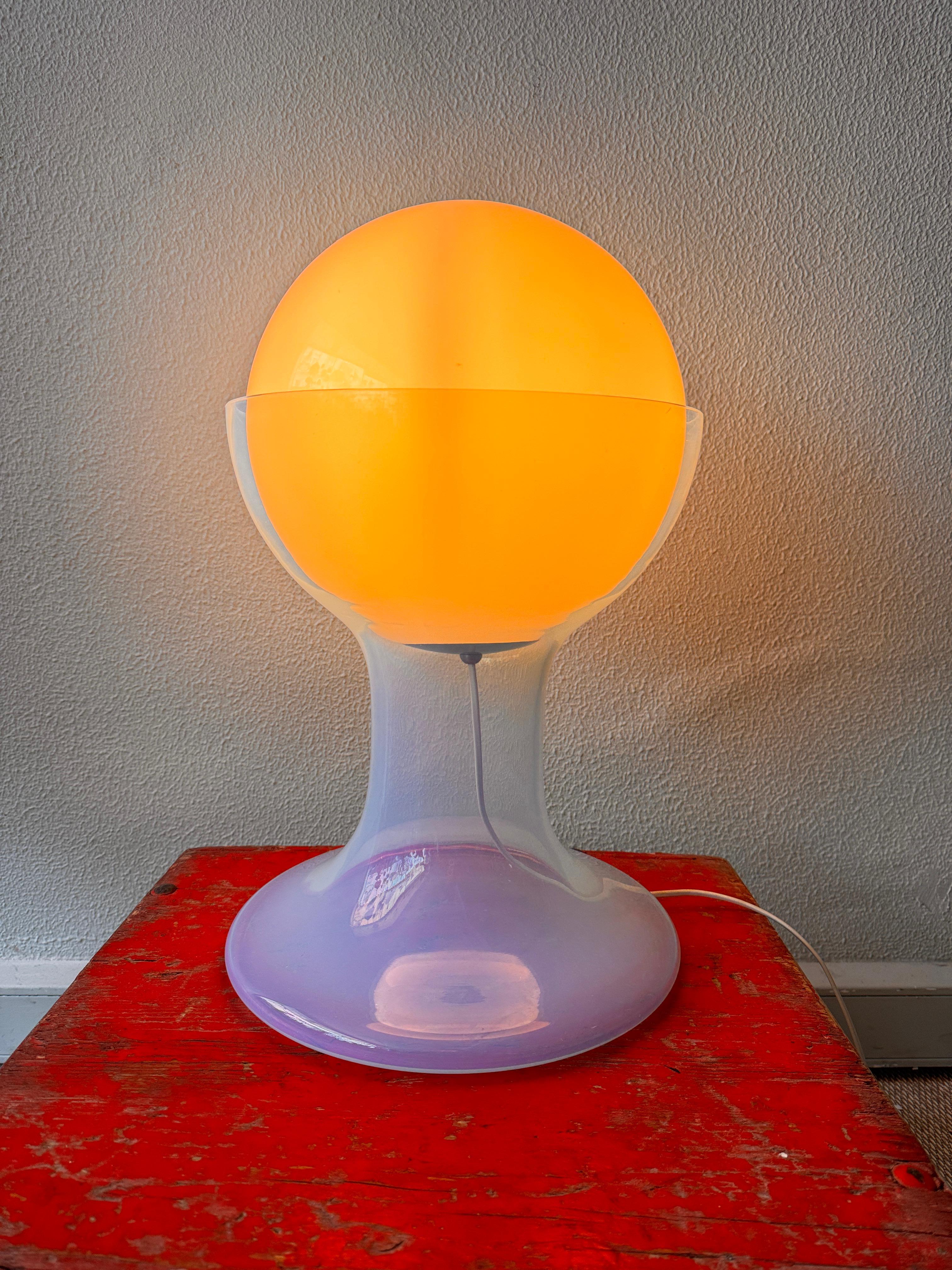 Squisito pezzo di design italiano degli anni '70, questa lampada da tavolo LT216 di Carlo Nason per Mazzega esemplifica l'artigianato del vetro di Murano e l'estetica futuristica del Mid-Century Modern. Progettata durante l'epoca d'oro