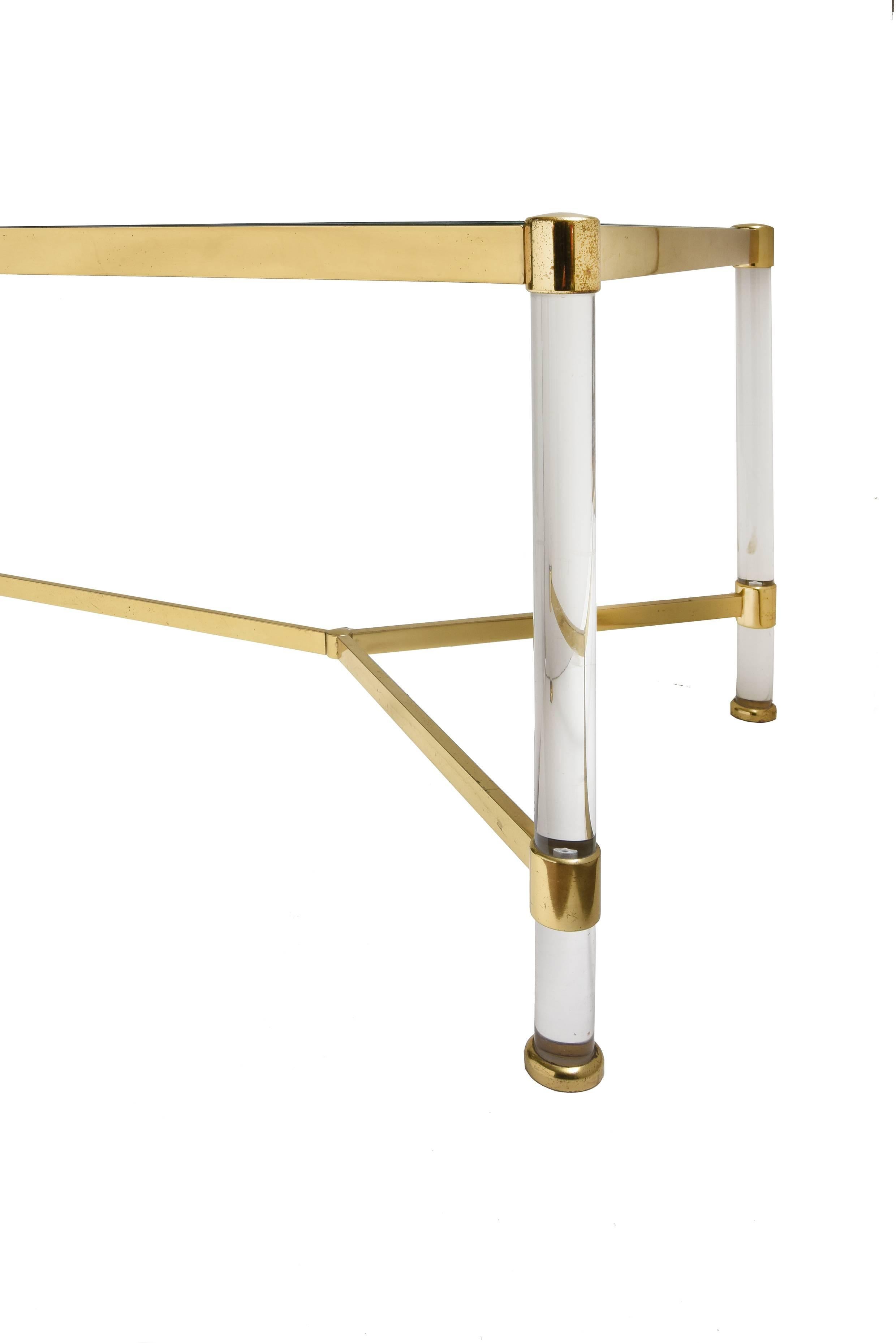 Mid-Century Modern Lucite and Brass Coffee Table In Good Condition For Sale In Milan, IT