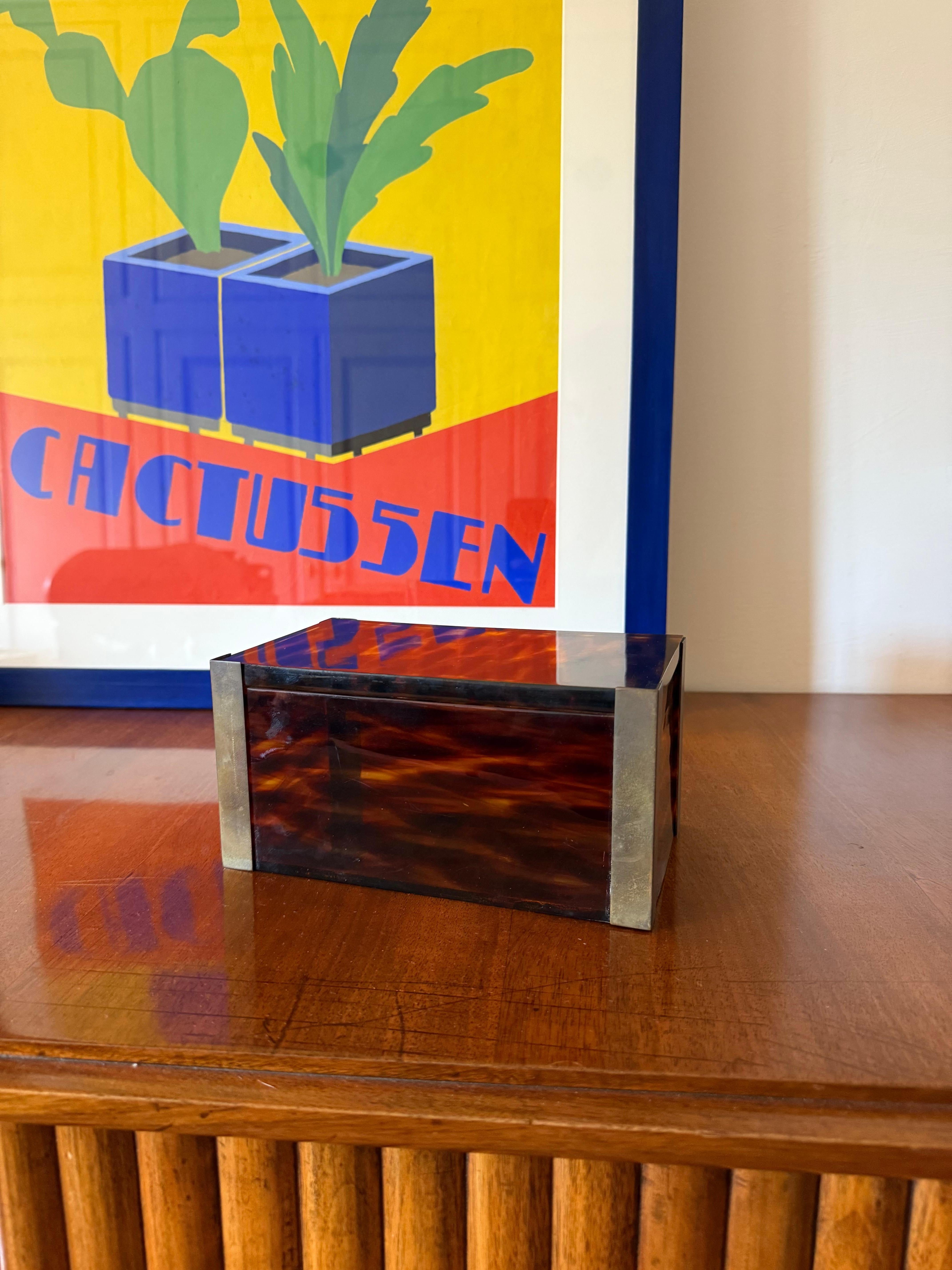 Boîte moderniste en lucite et laiton

Italie, années 1970

laiton, fausse écaille de tortue lucite

H 10 × 12 × 20 cm

État : excellent, conforme à l'âge et à l'utilisation