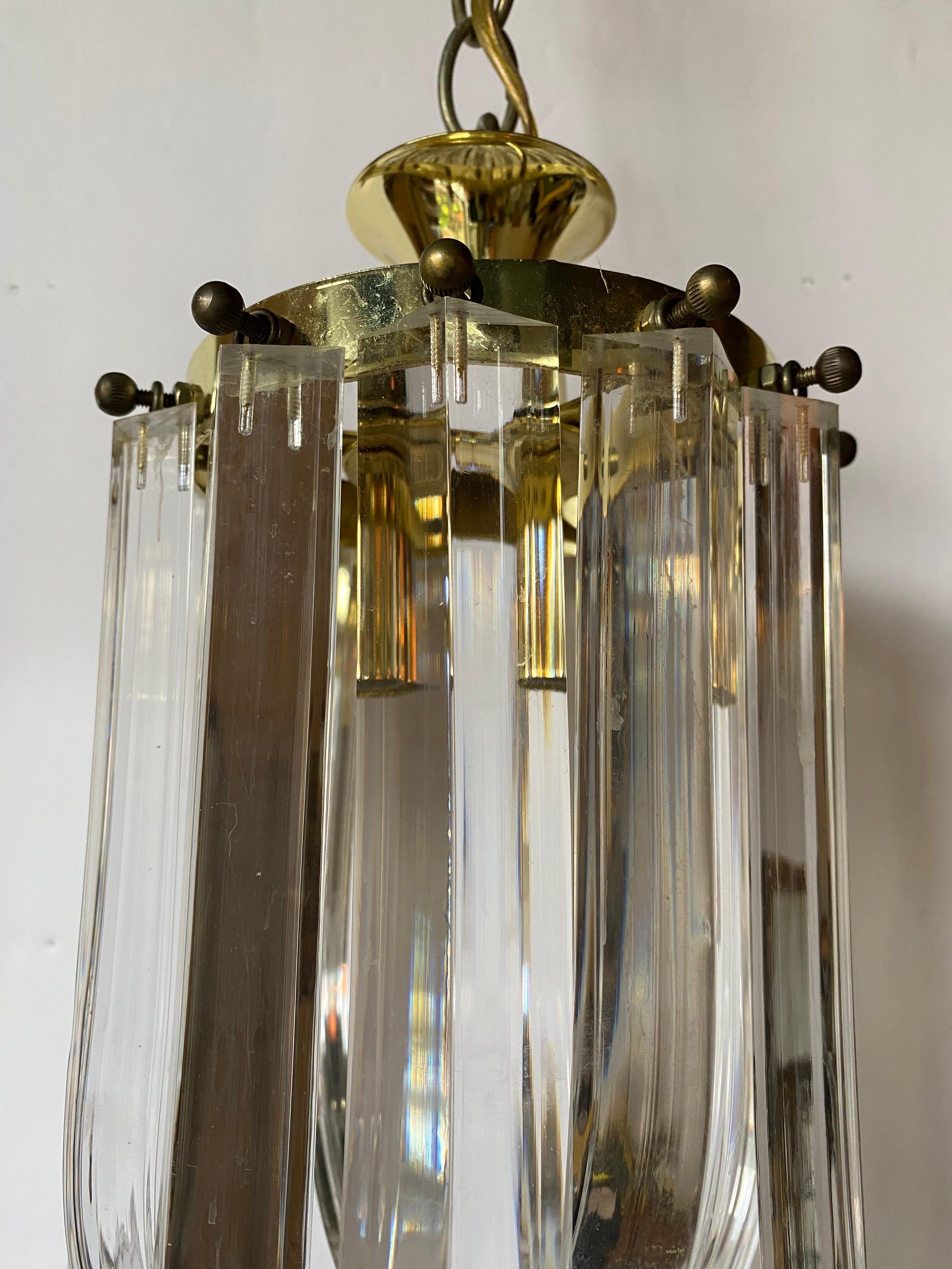 Mid Century Modern Lucite and Brass Ribbon Loop Chandelier  In Good Condition In Lambertville, NJ