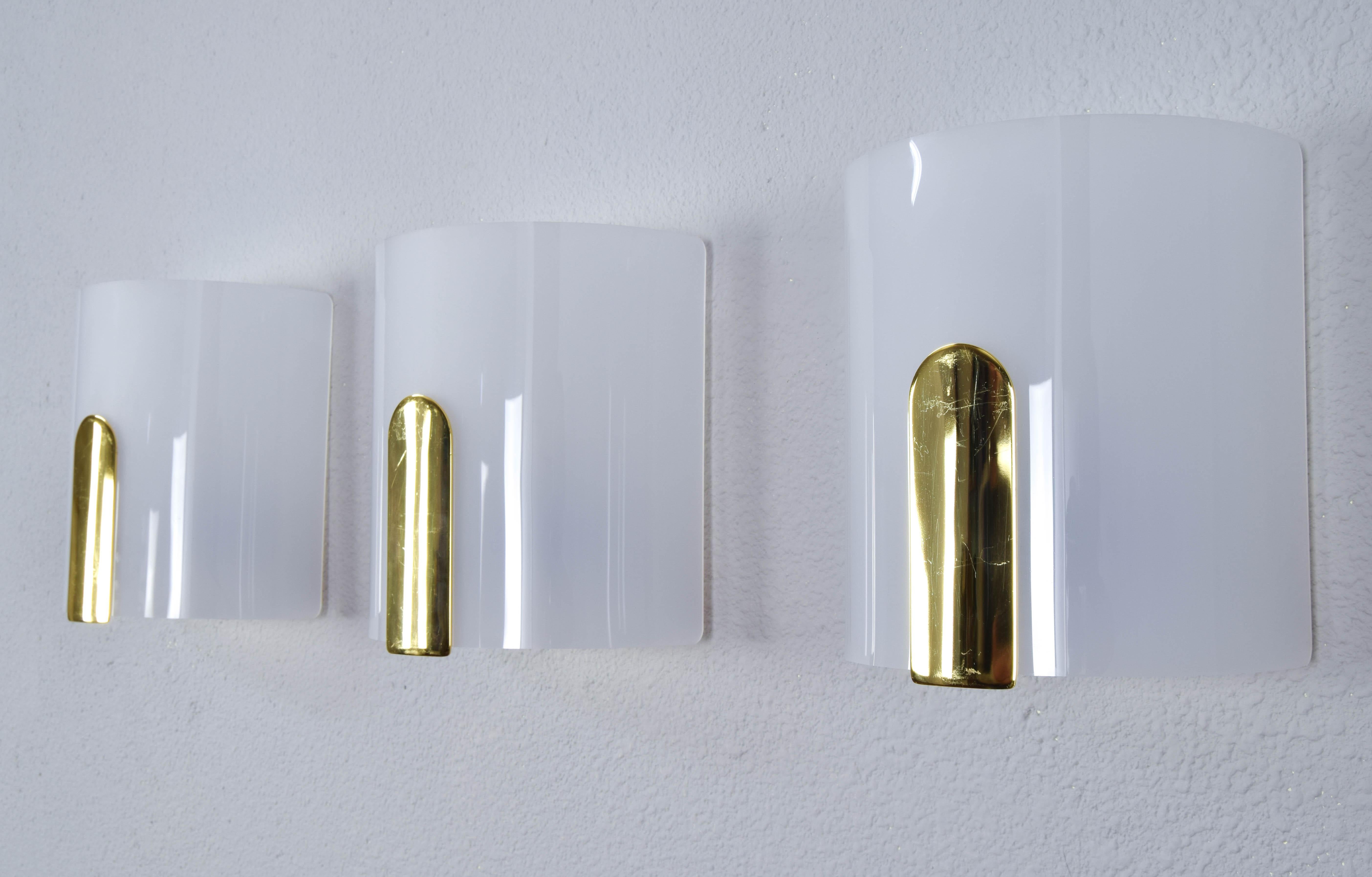 Lucite and brass wall lamps manufactured in the 1980s by Metalarte, Spain.


Measurements:
Height 25 cm.
Width 23 cm.
Depth 15.5 cm.