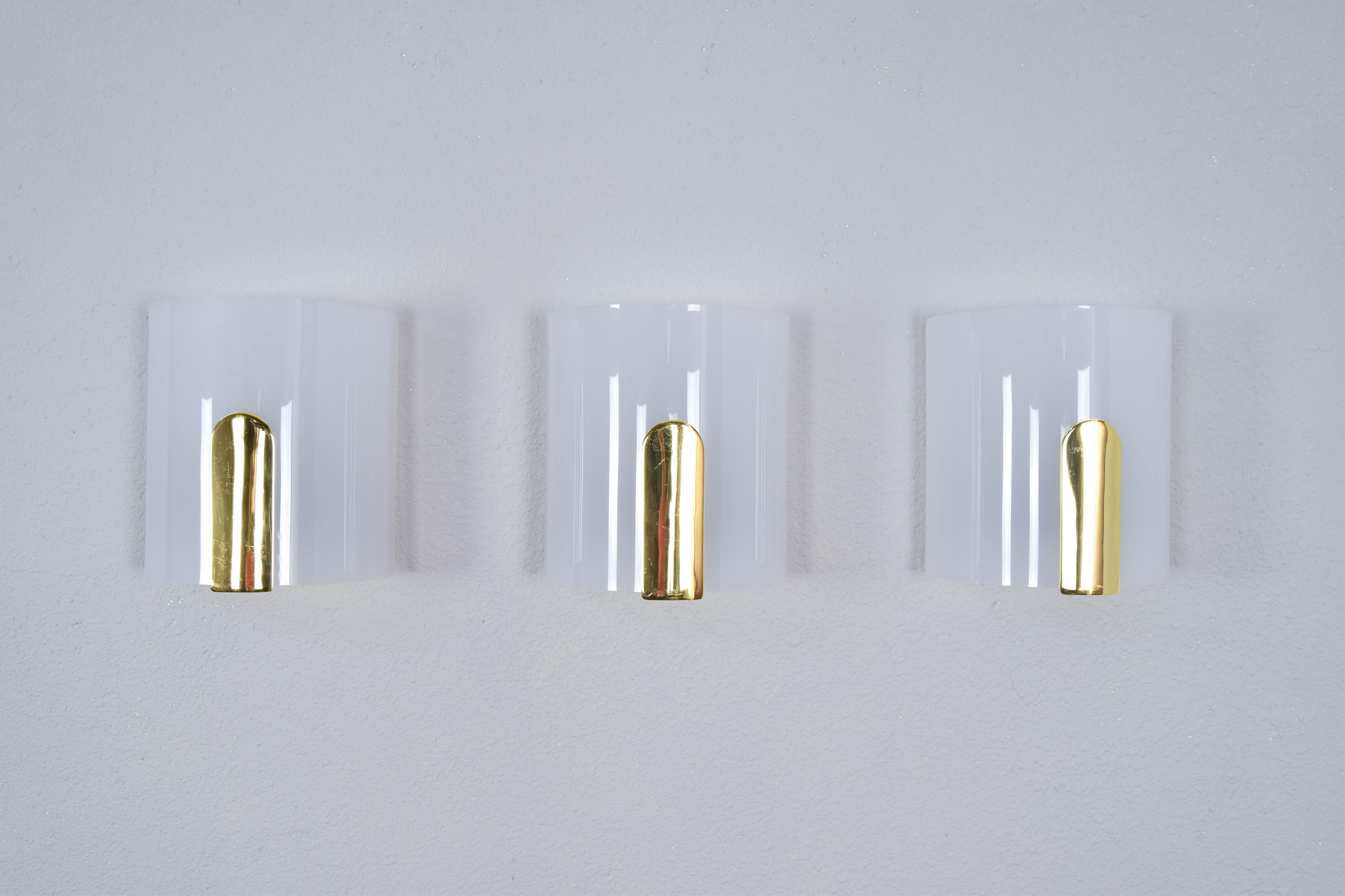 Mid-Century Modern Lucite and Brass Sconces by Metalarte, Spain, 1980 In Good Condition For Sale In Escalona, Toledo