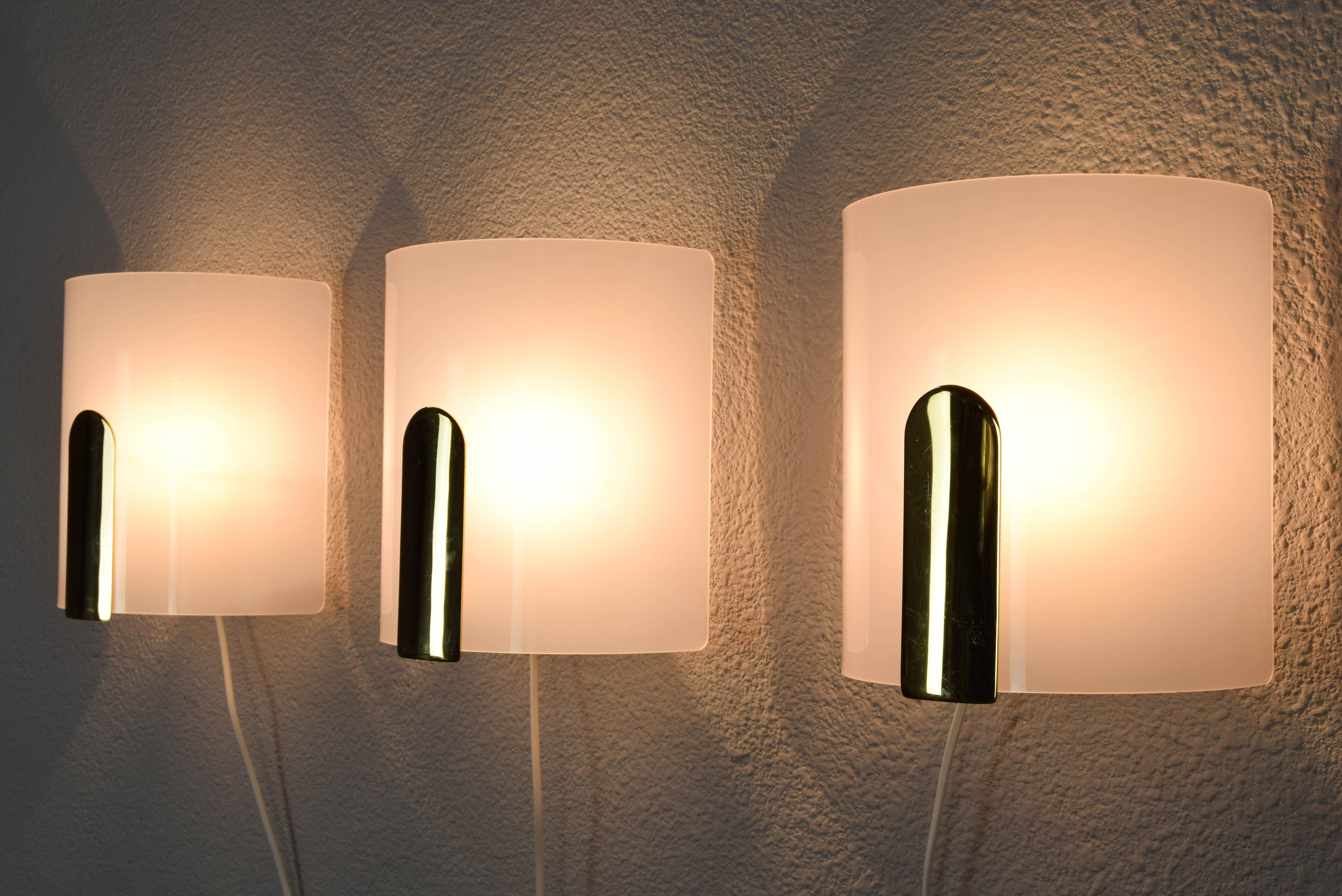 Mid-Century Modern Lucite and Brass Sconces by Metalarte, Spain, 1980 For Sale 1