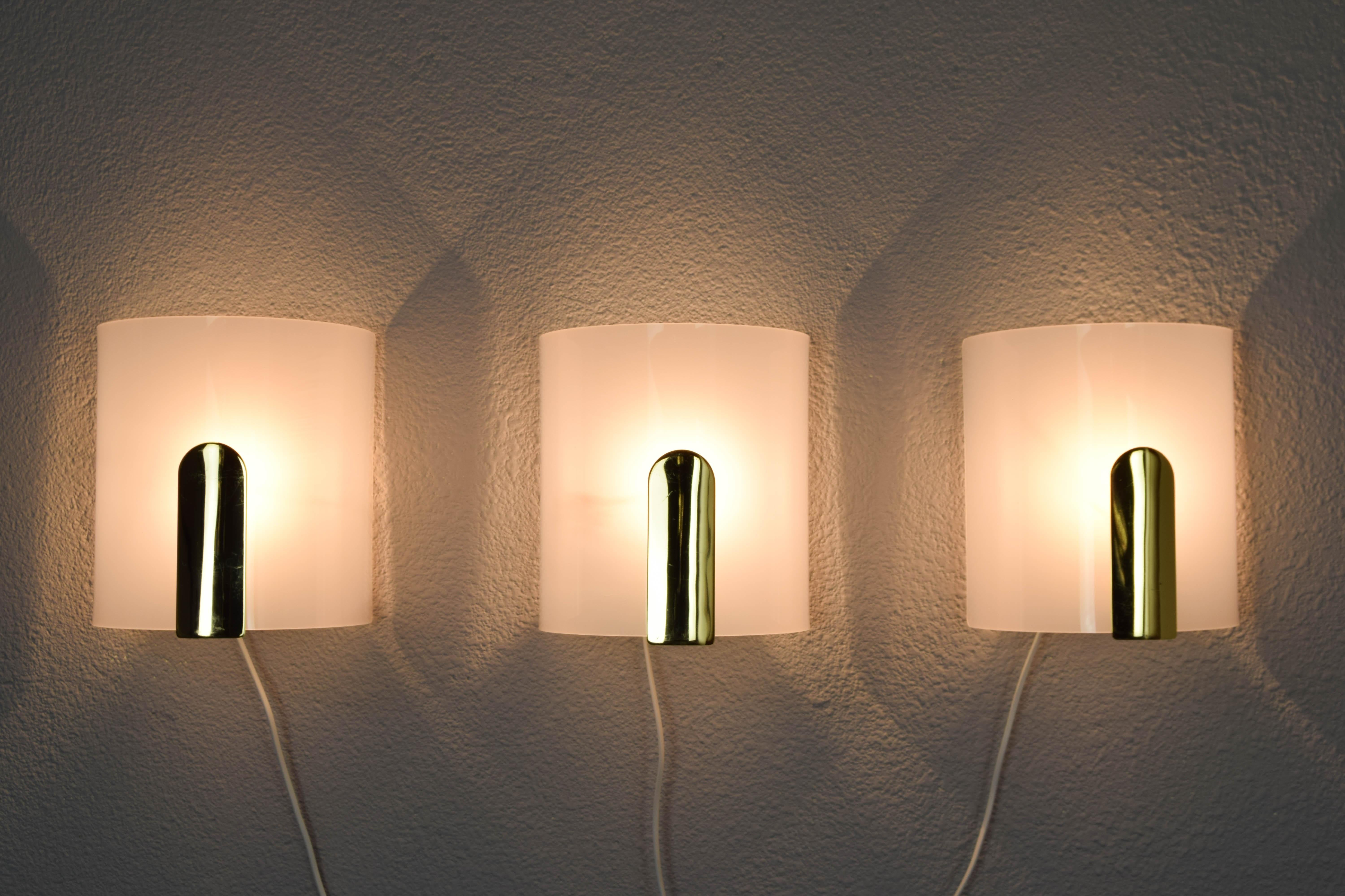 Mid-Century Modern Lucite and Brass Sconces by Metalarte, Spain, 1980 For Sale 2