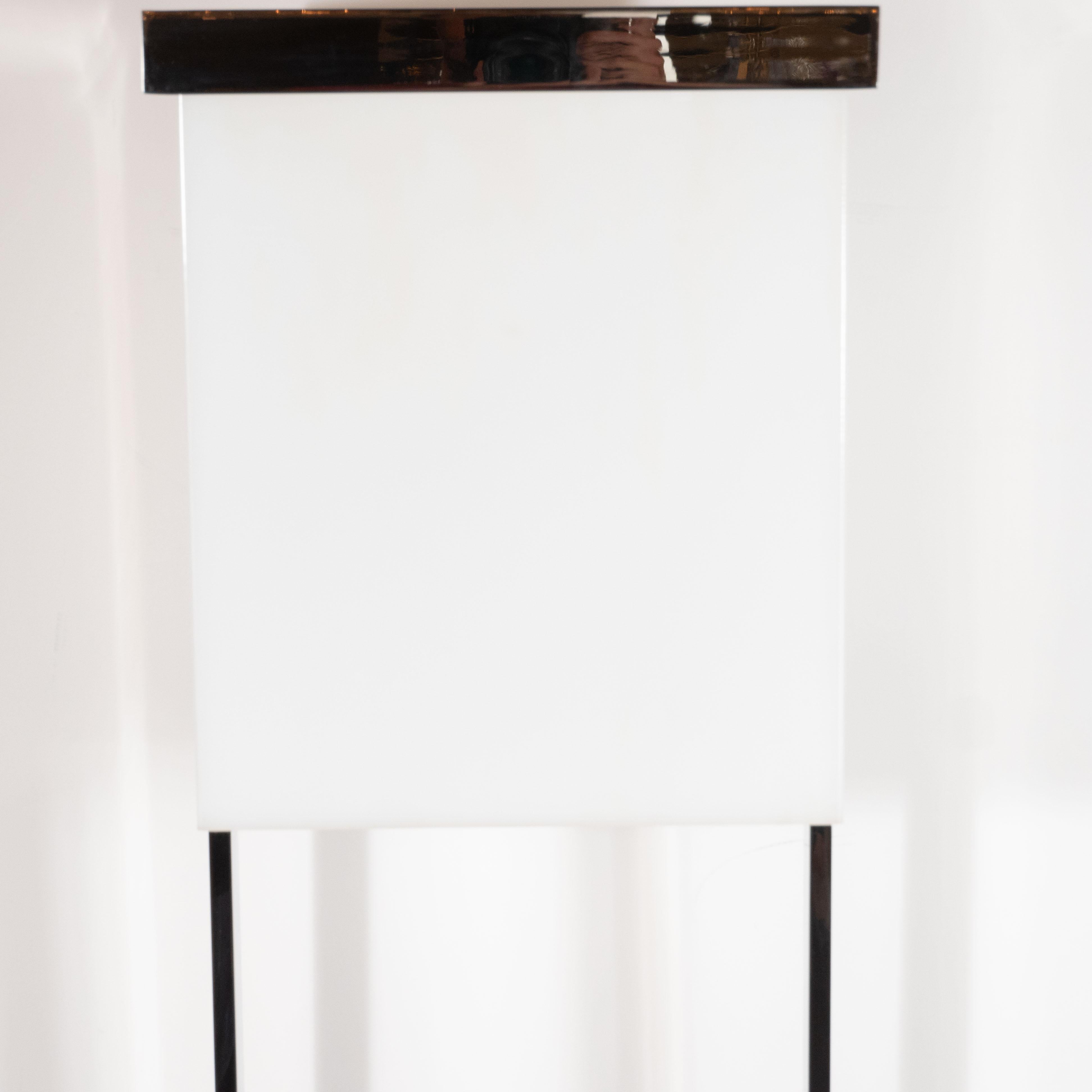 Cette belle lampe de table moderne du milieu du siècle, circa 1970. Elle se compose d'une base rectangulaire ouverte en chrome poli et d'un plateau assorti qui supporte un abat-jour rectangulaire en Lucite. Avec sa forme géométrique austère et ses