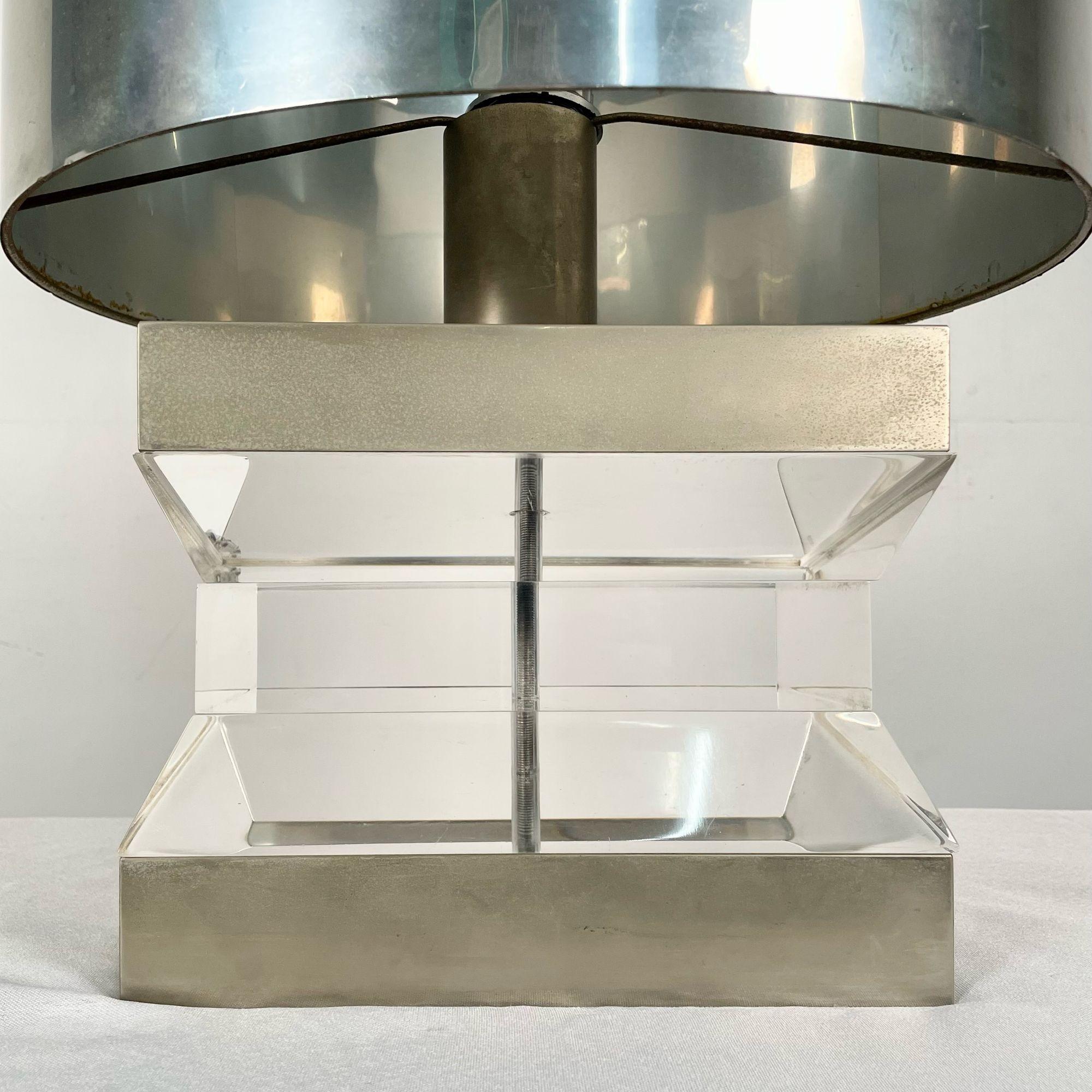 Mid-Century Modern Lucite and Chrome Table / Desk Lamp, Karl Springer Style In Good Condition For Sale In Stamford, CT