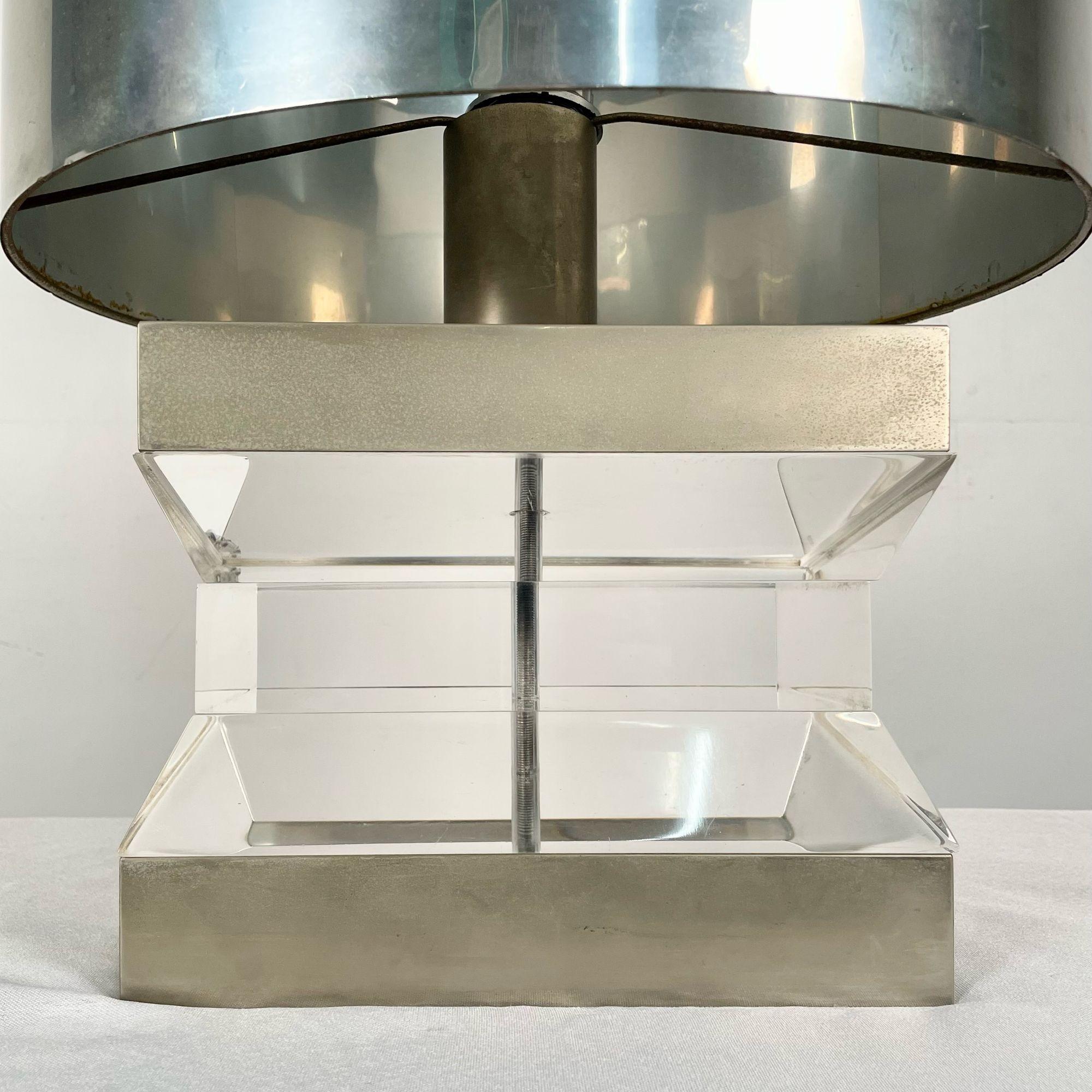 Mid-Century Modern Lucite and Chrome Table / Desk Lamp, Karl Springer Style In Good Condition For Sale In Manhasset, NY