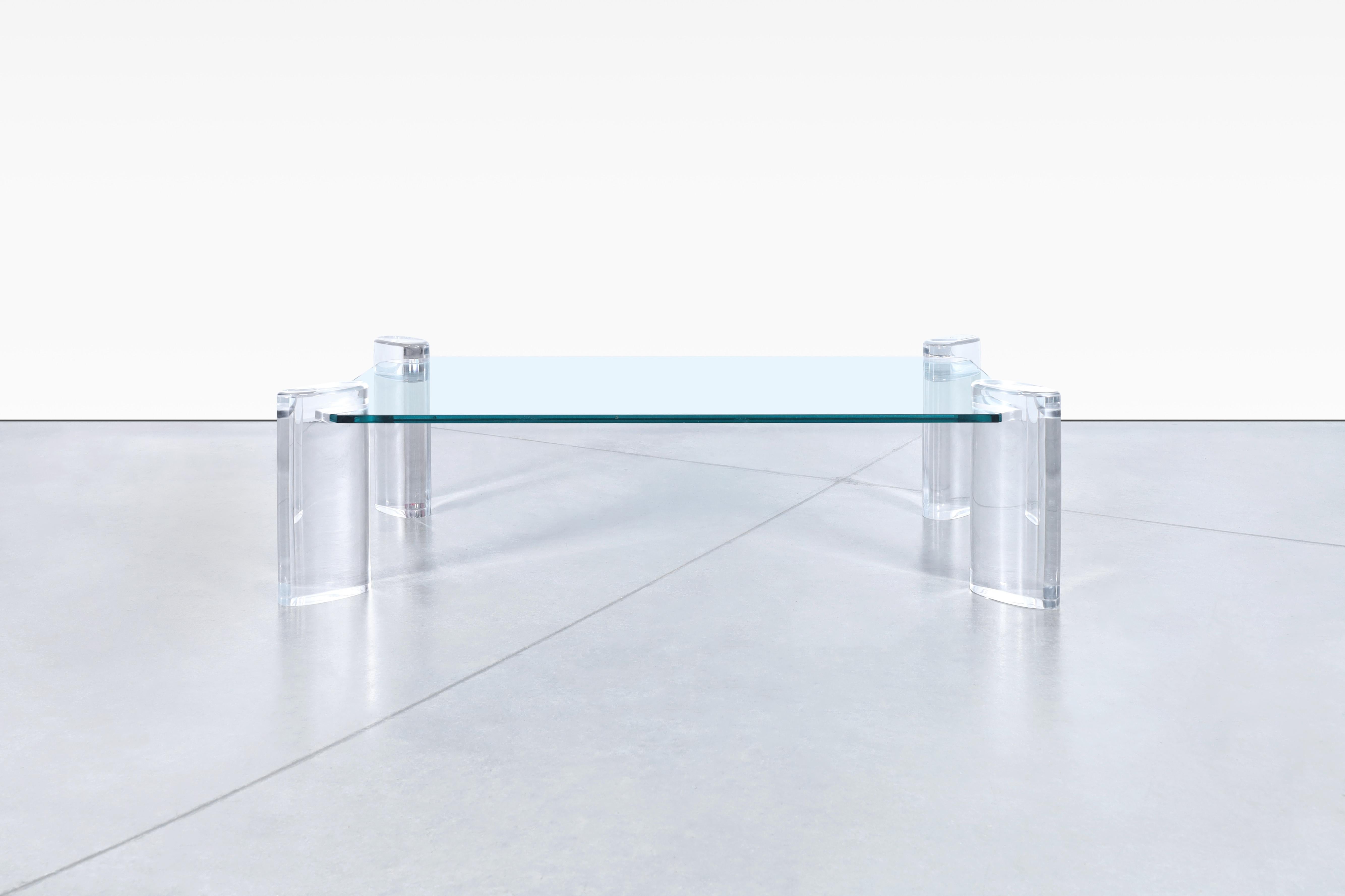 Cette magnifique table basse rectangulaire est conçue par le designer emblématique Karl Springer. Cette table présente un design unique dans lequel se distinguent ses matériaux de construction et la forme de son design. Créée à partir de lucite