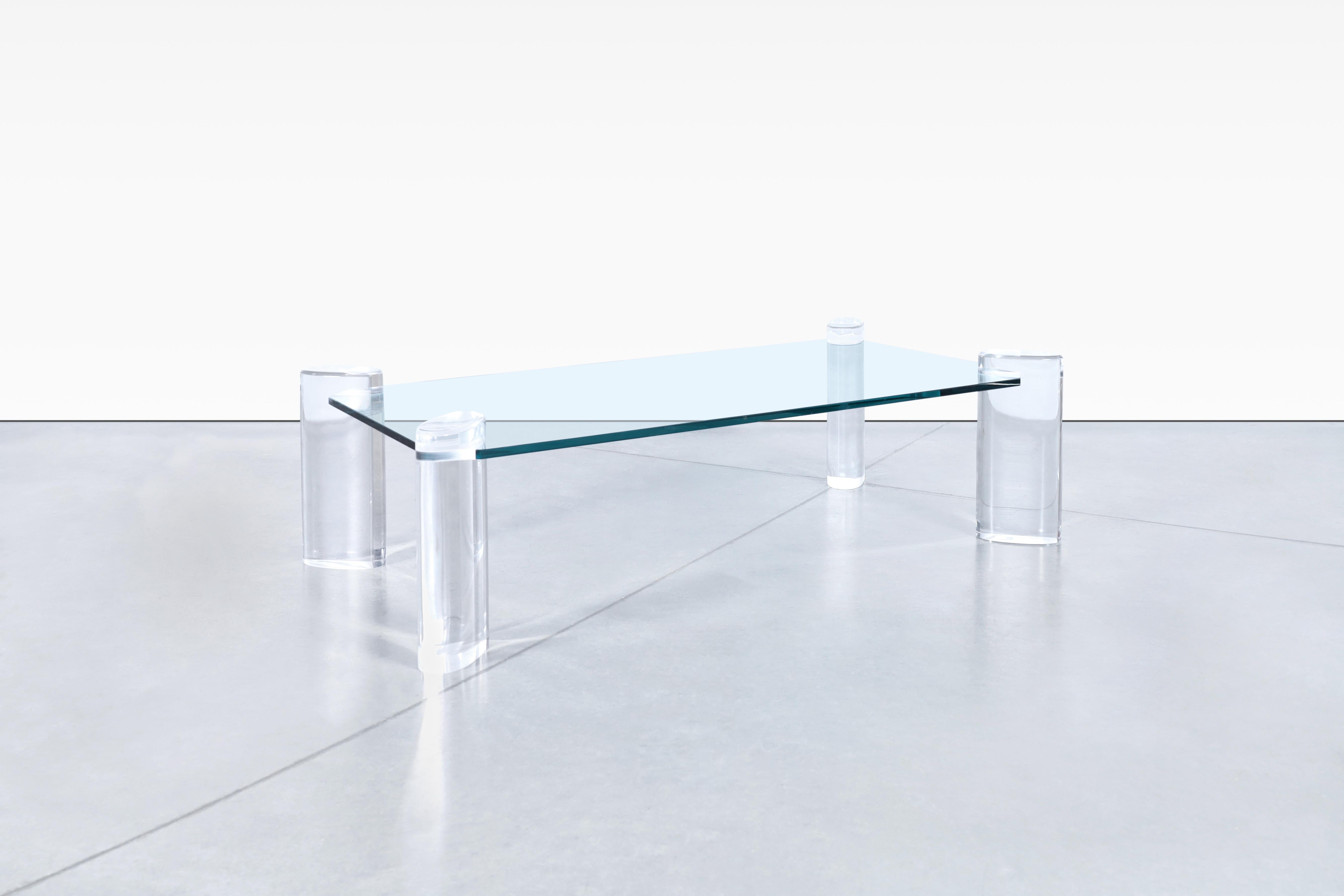 Américain Table basse moderne du milieu du siècle dernier en lucite et verre de Karl Springer en vente