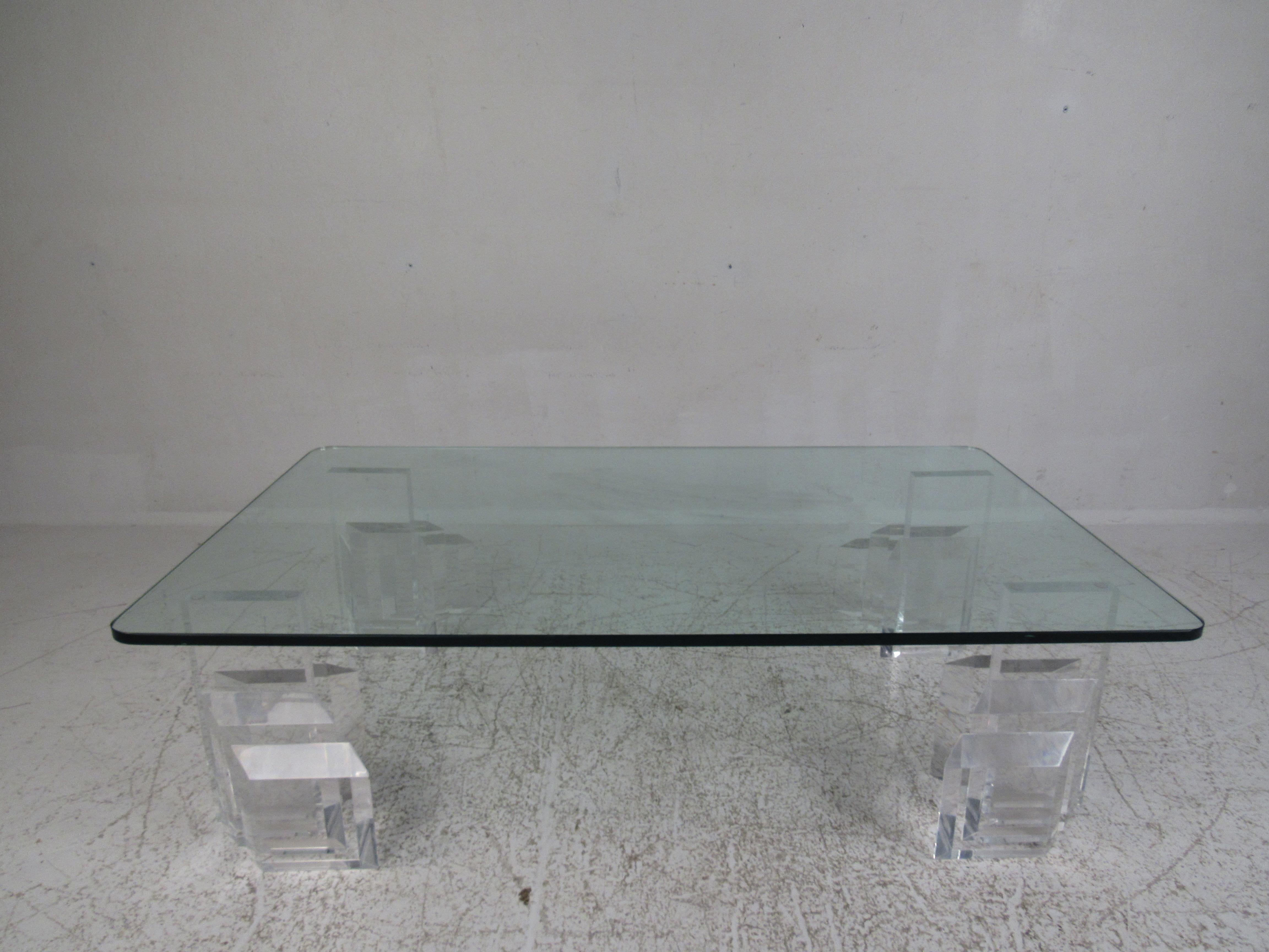 Mid-Century Modern Lucite and Glass Coffee Table In Good Condition For Sale In Brooklyn, NY