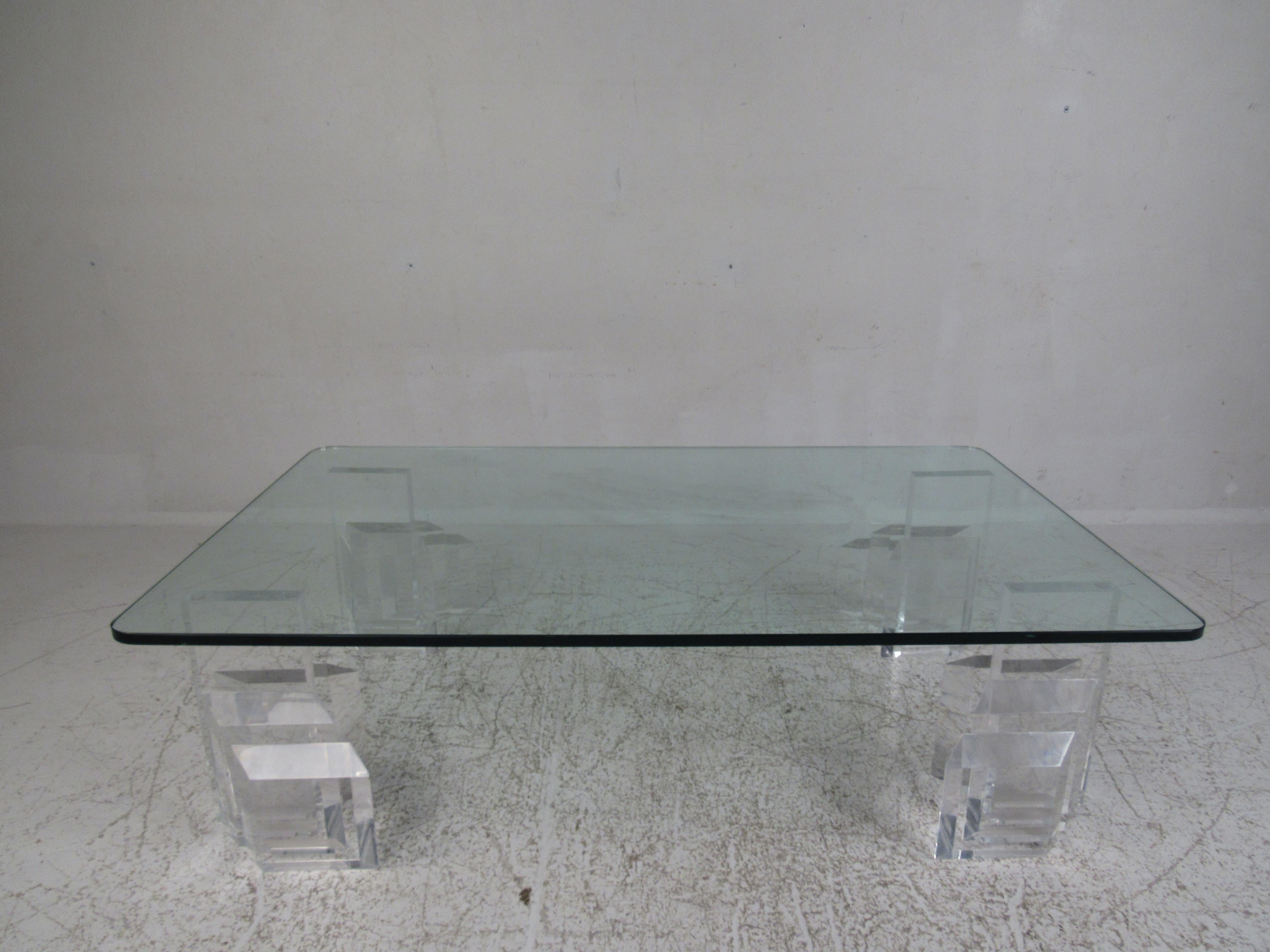 Mesa baja de cristal y lucita moderna de mediados de siglo Moderno de mediados de siglo en venta