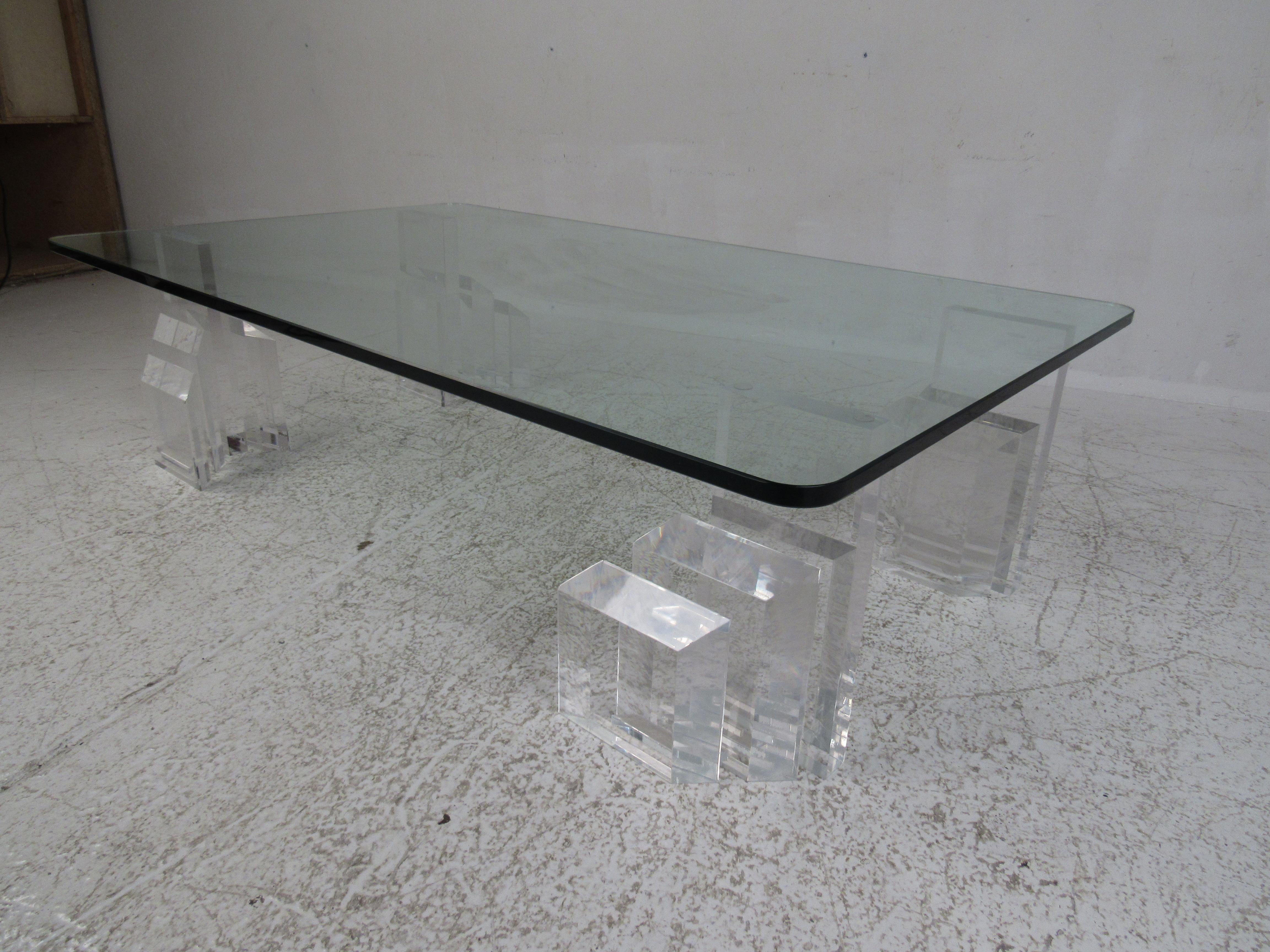 Mesa baja de cristal y lucita moderna de mediados de siglo en Bueno estado para la venta en Brooklyn, NY