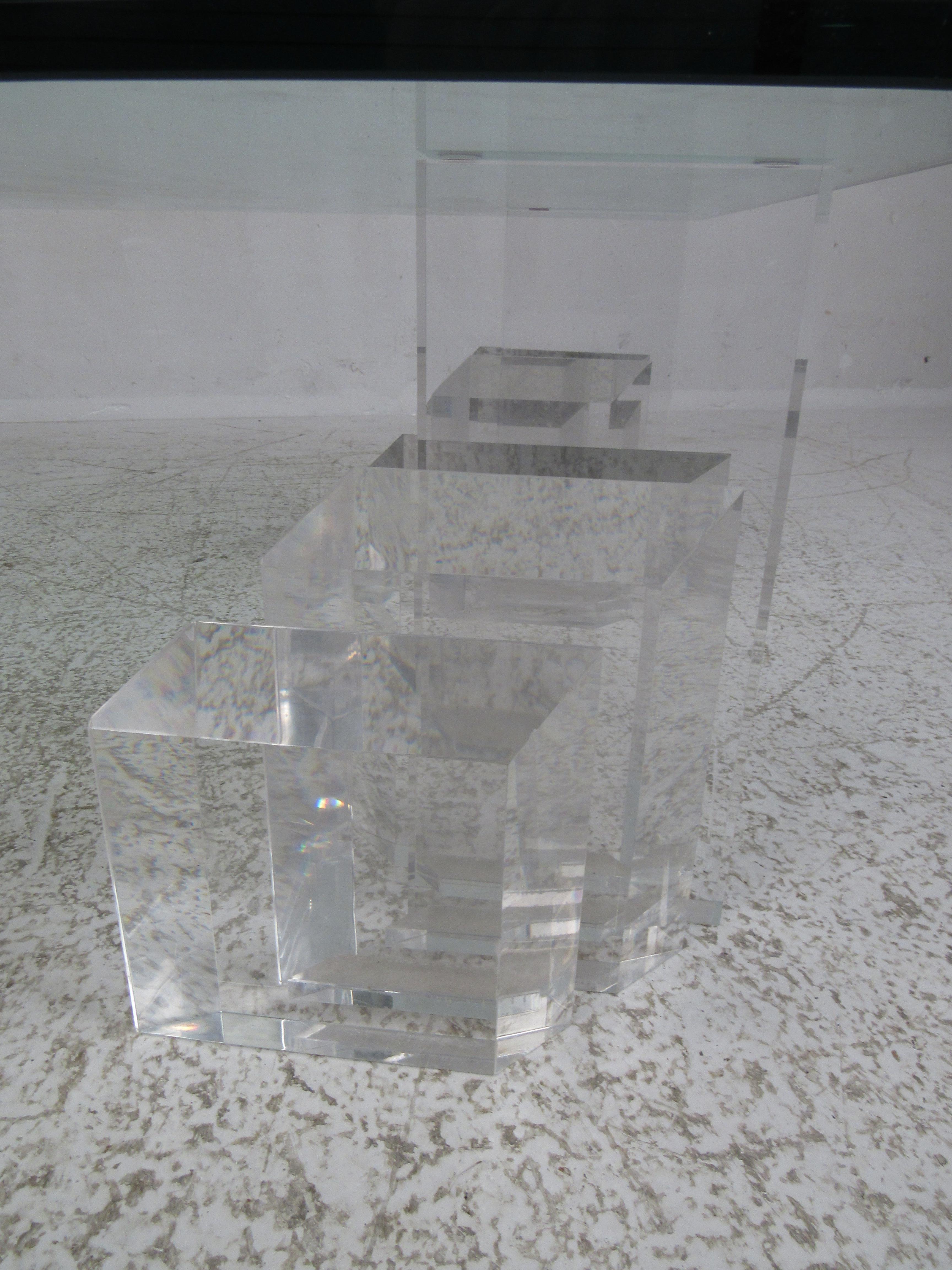 Mesa baja de cristal y lucita moderna de mediados de siglo finales del siglo XX en venta