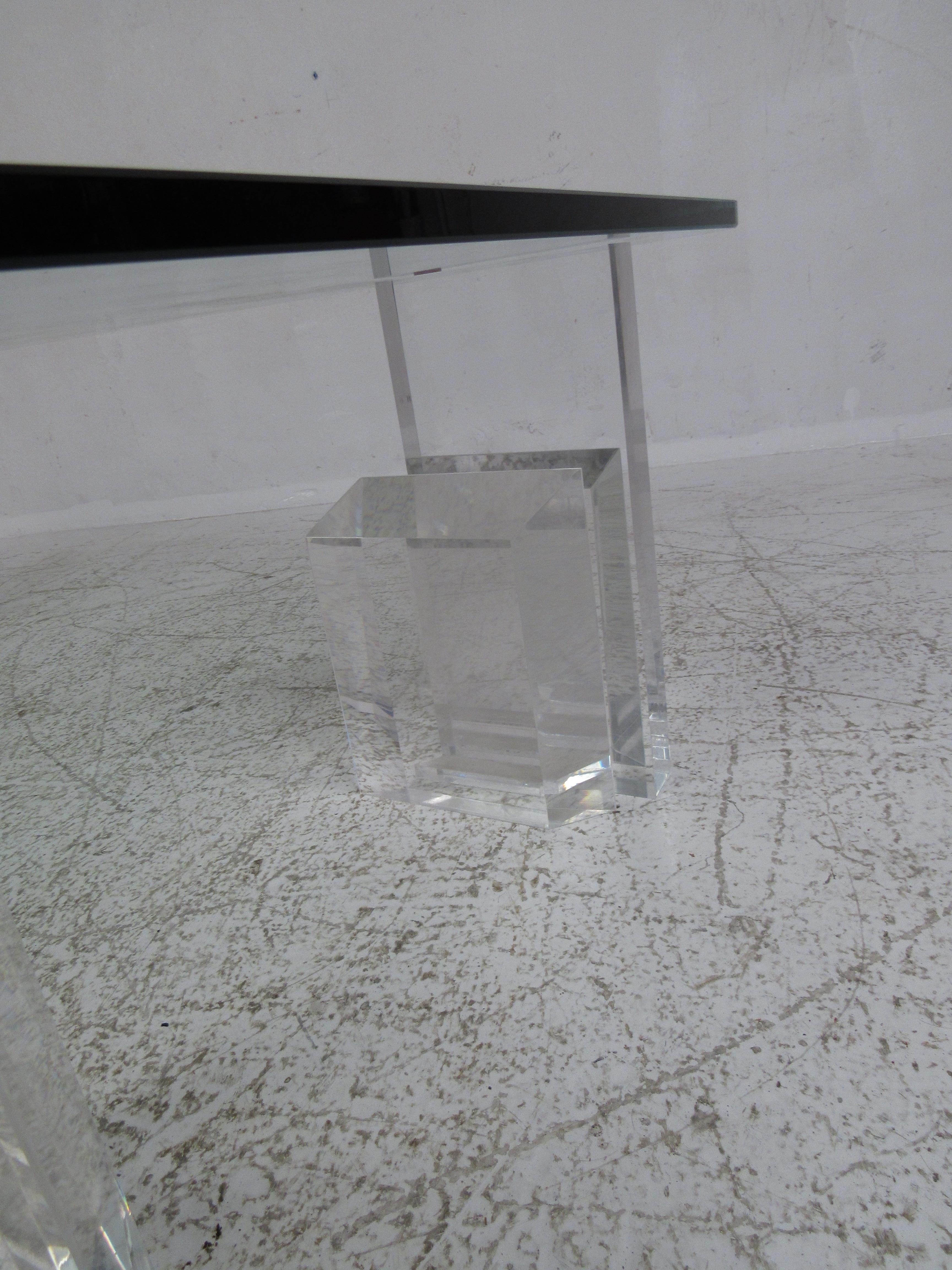 Mesa baja de cristal y lucita moderna de mediados de siglo en venta 1
