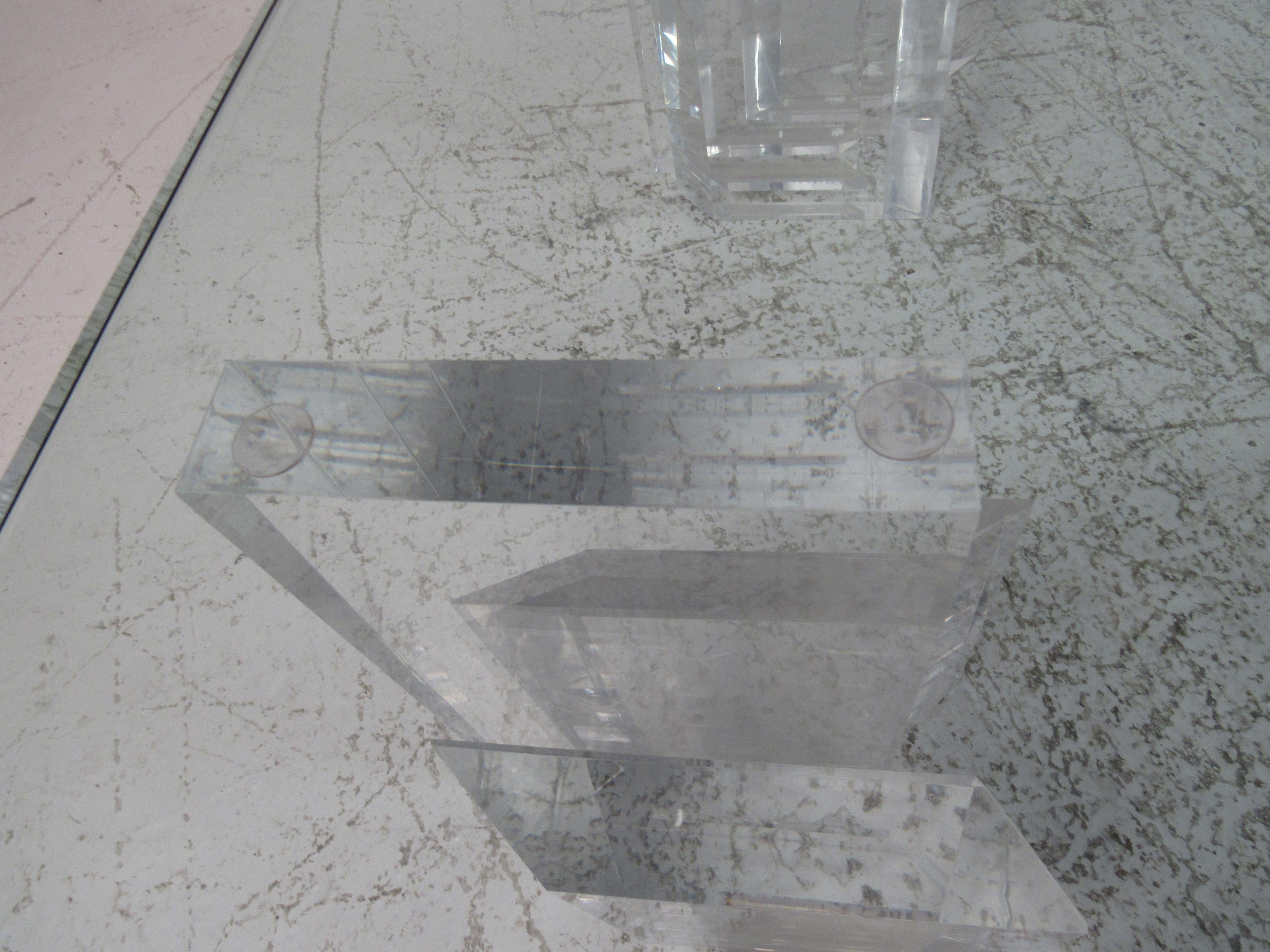Mesa baja de cristal y lucita moderna de mediados de siglo en venta 3