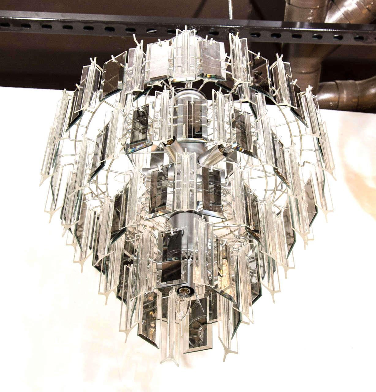 Italiano Lampadario a prisma in lucite e specchio della modernità di metà secolo, Italia, circa anni '70 in vendita