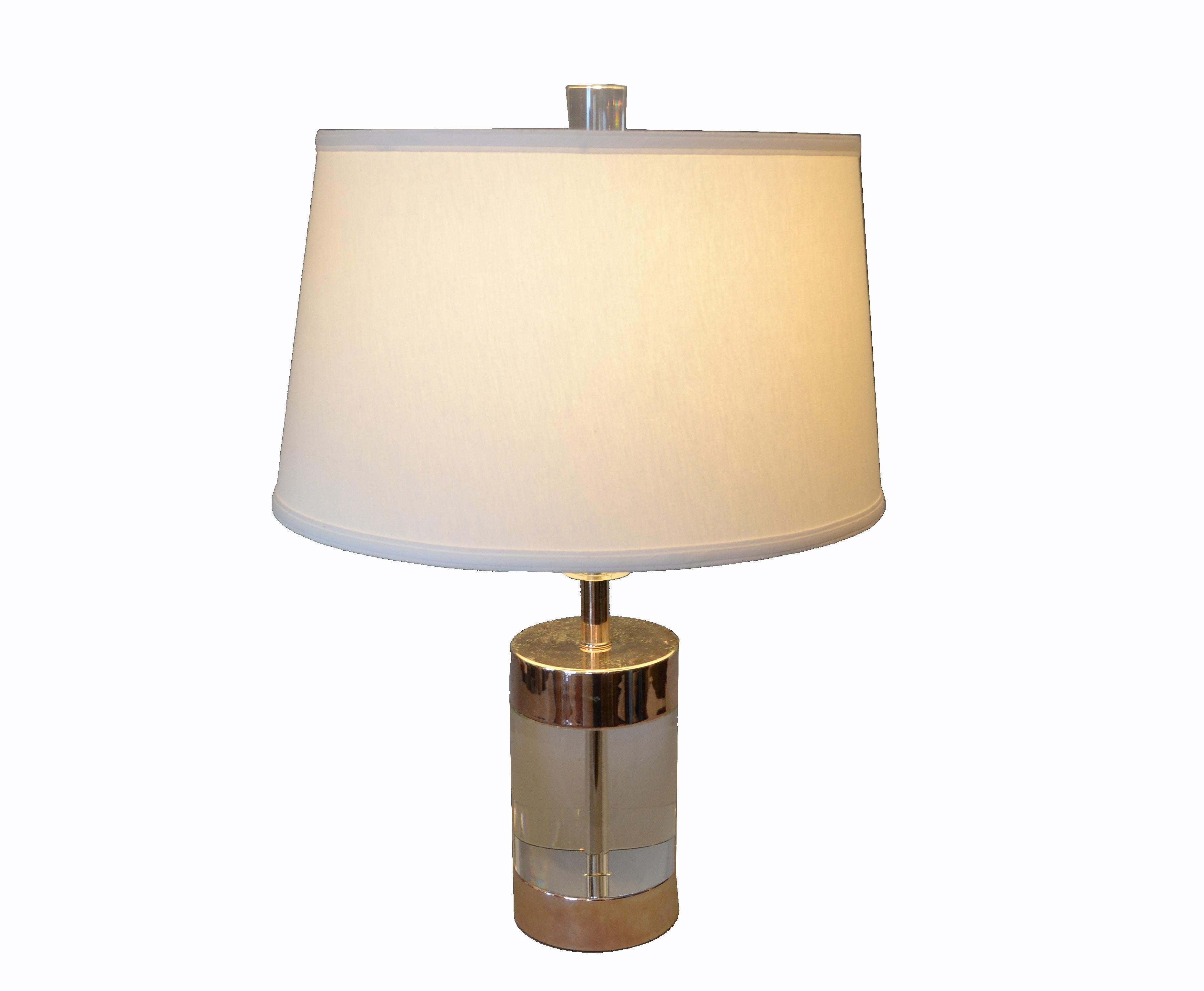 Lampe de table moderne du milieu du siècle dernier en lucite et nickel en vente 4