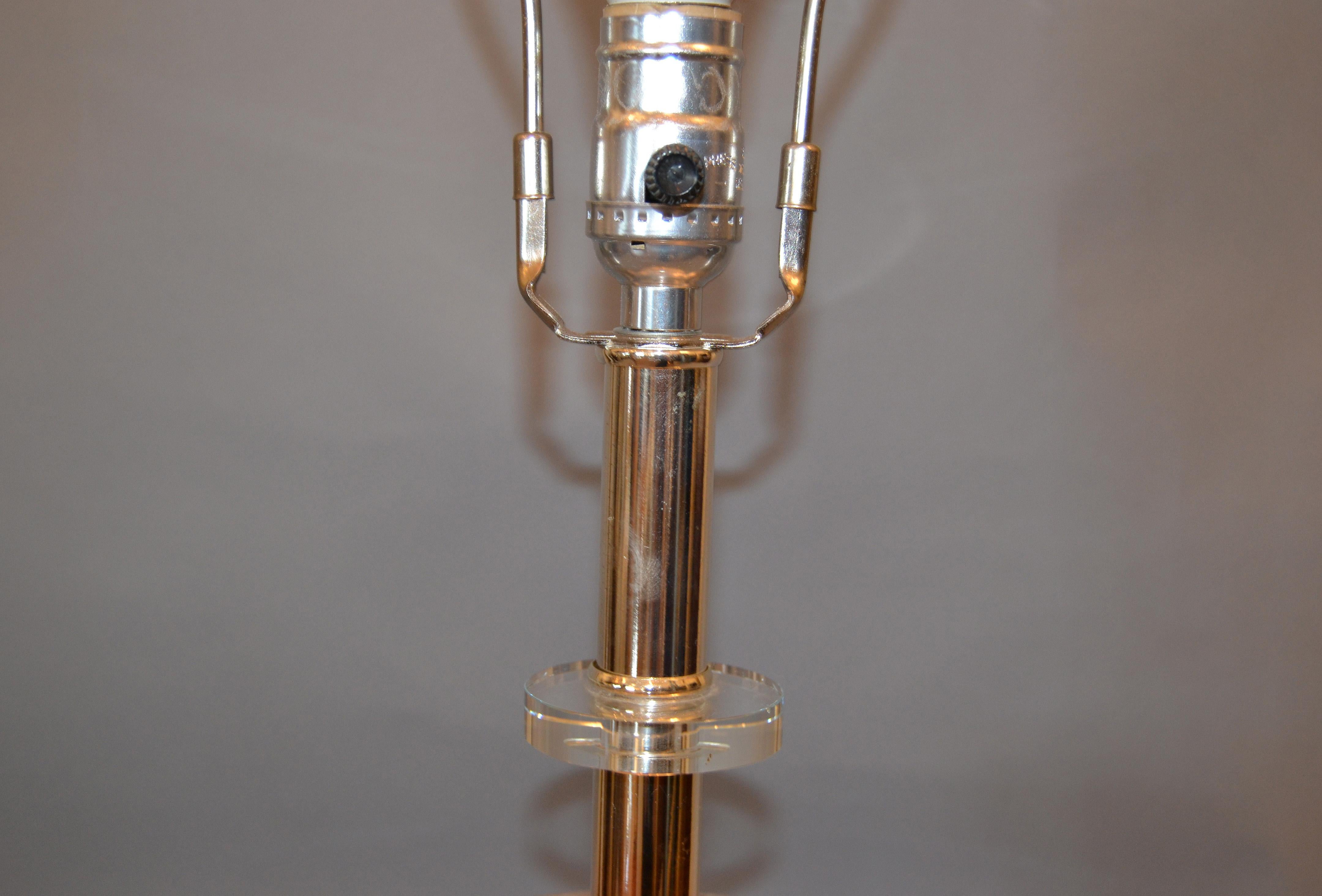 Fine XX secolo Lampada da tavolo moderna di metà secolo in lucite e nichel in vendita