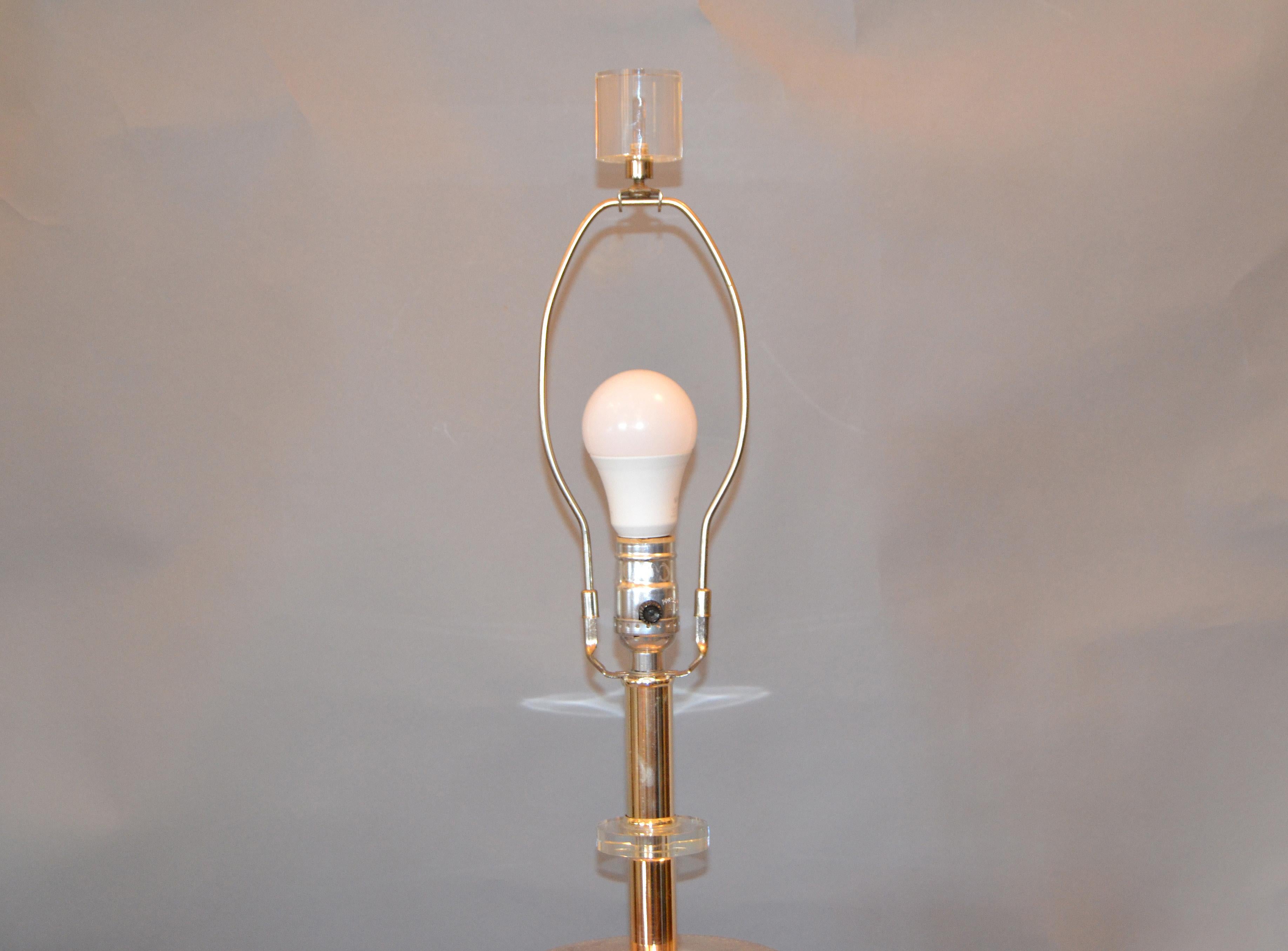 Métal Lampe de table moderne du milieu du siècle dernier en lucite et nickel en vente
