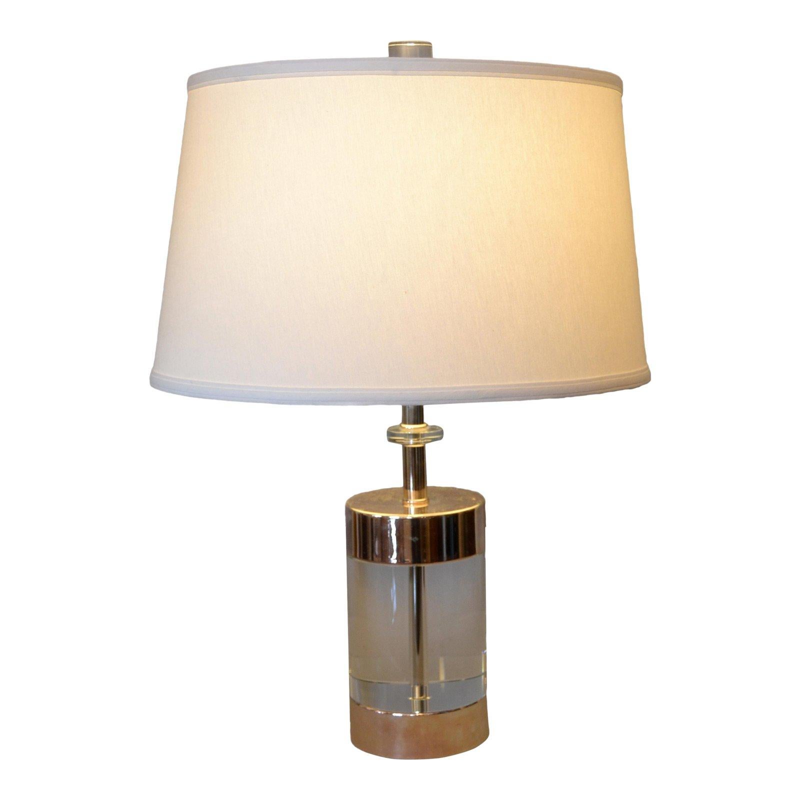 Lampe de table moderne du milieu du siècle dernier en lucite et nickel en vente