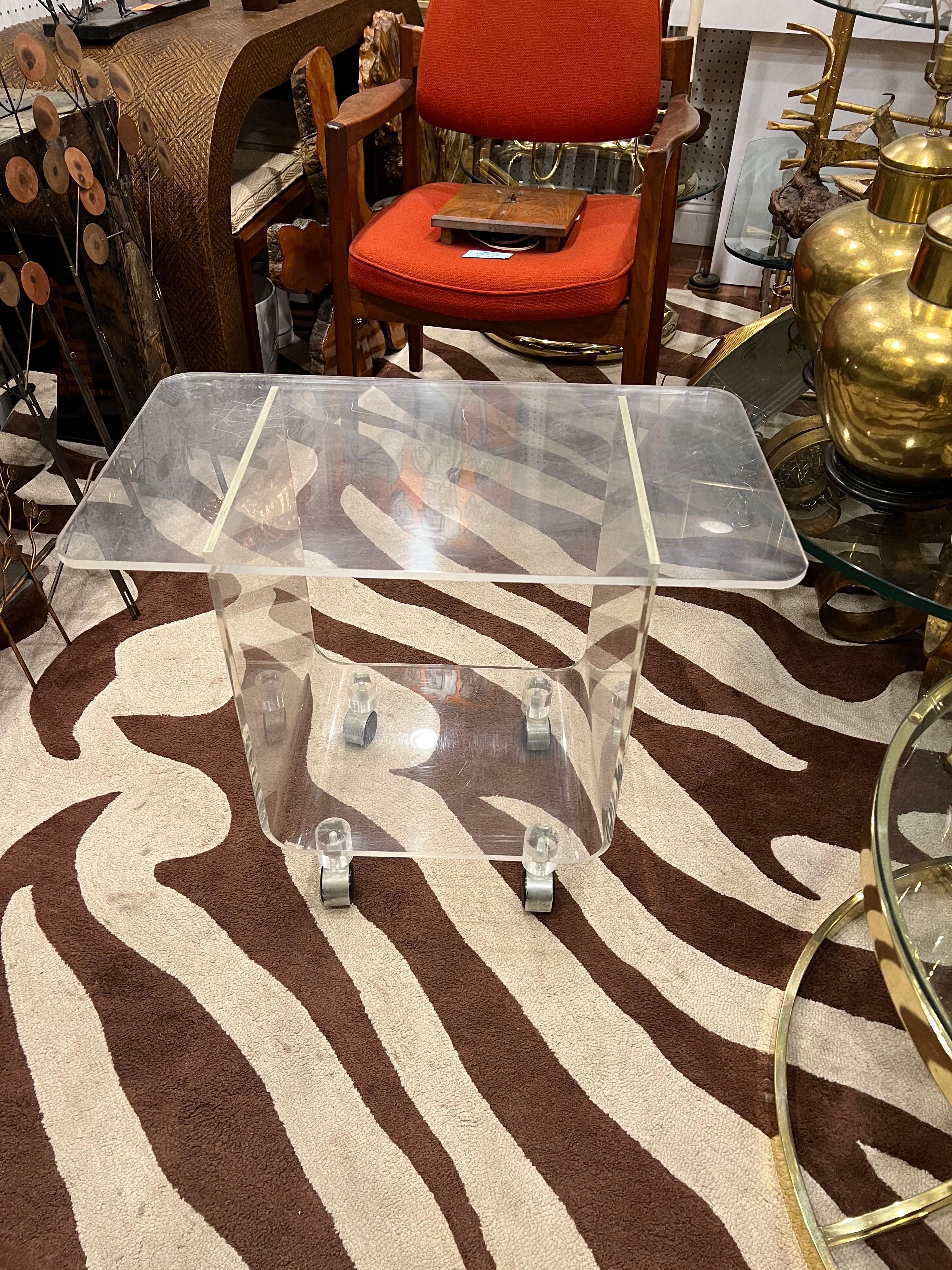 Mid-Century Modern Lucite Stand or Cart For Sale 6