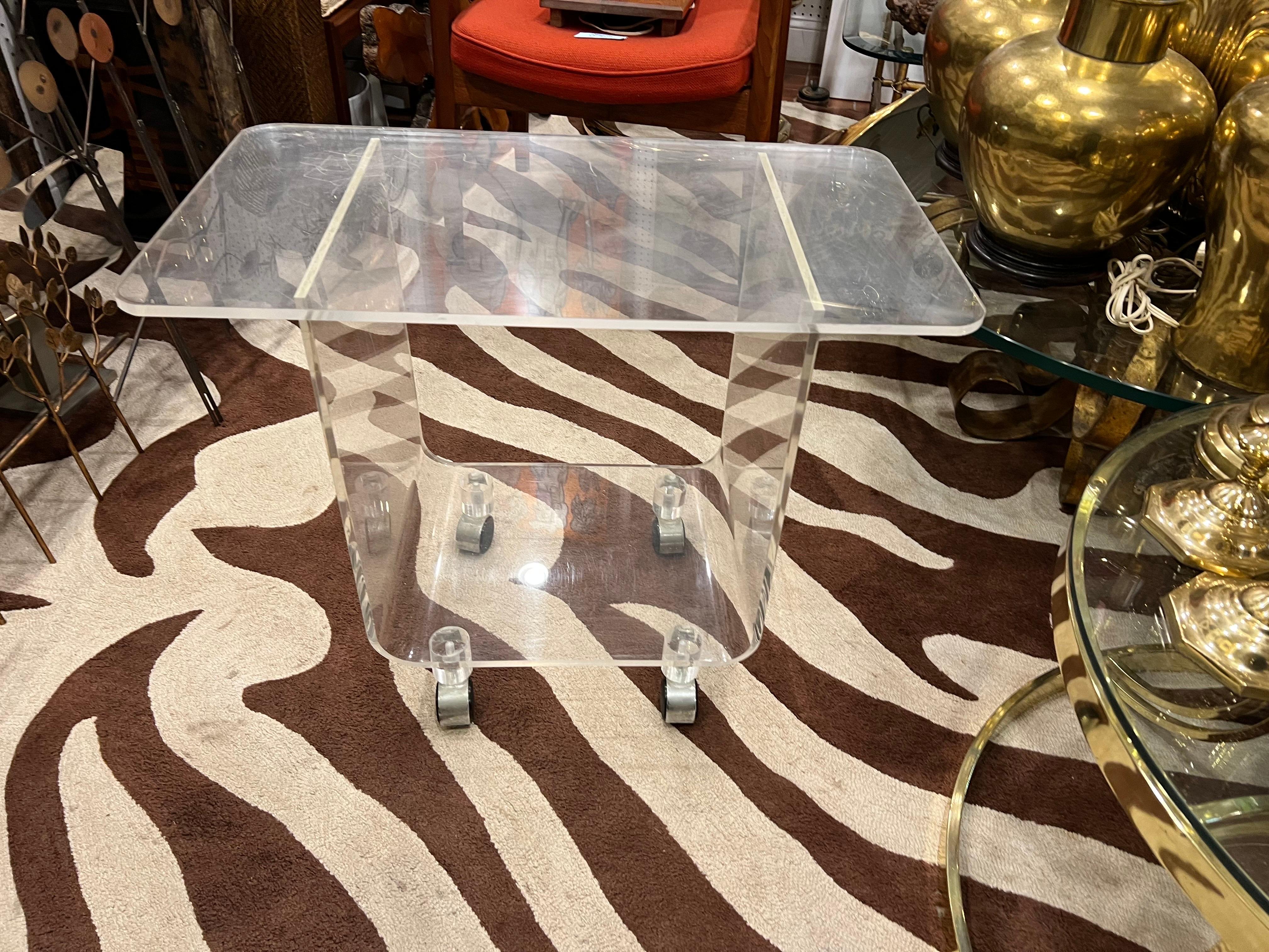 Mid-Century Modern Lucite Stand or Cart For Sale 7