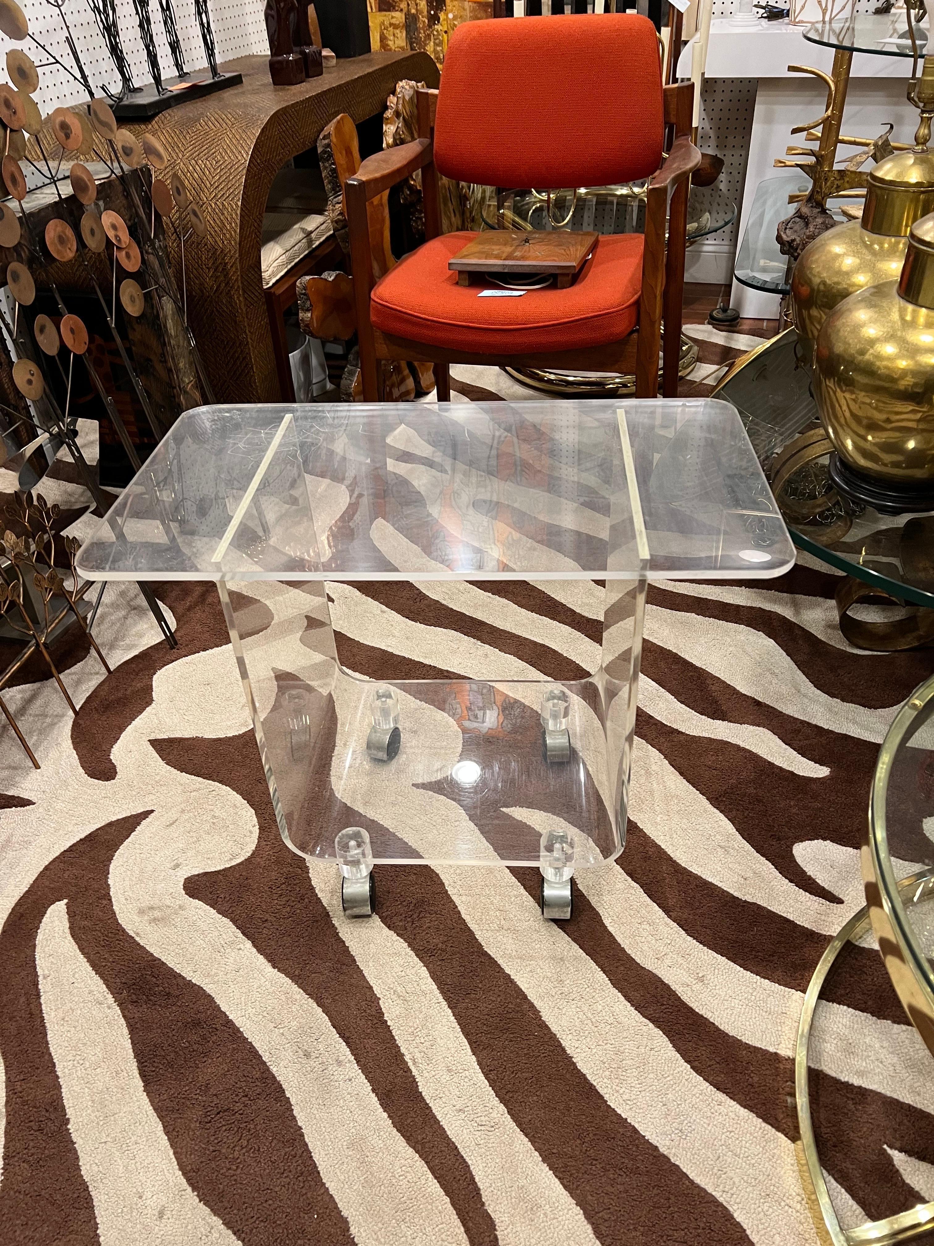 Mid-Century Modern Lucite Stand or Cart For Sale 11