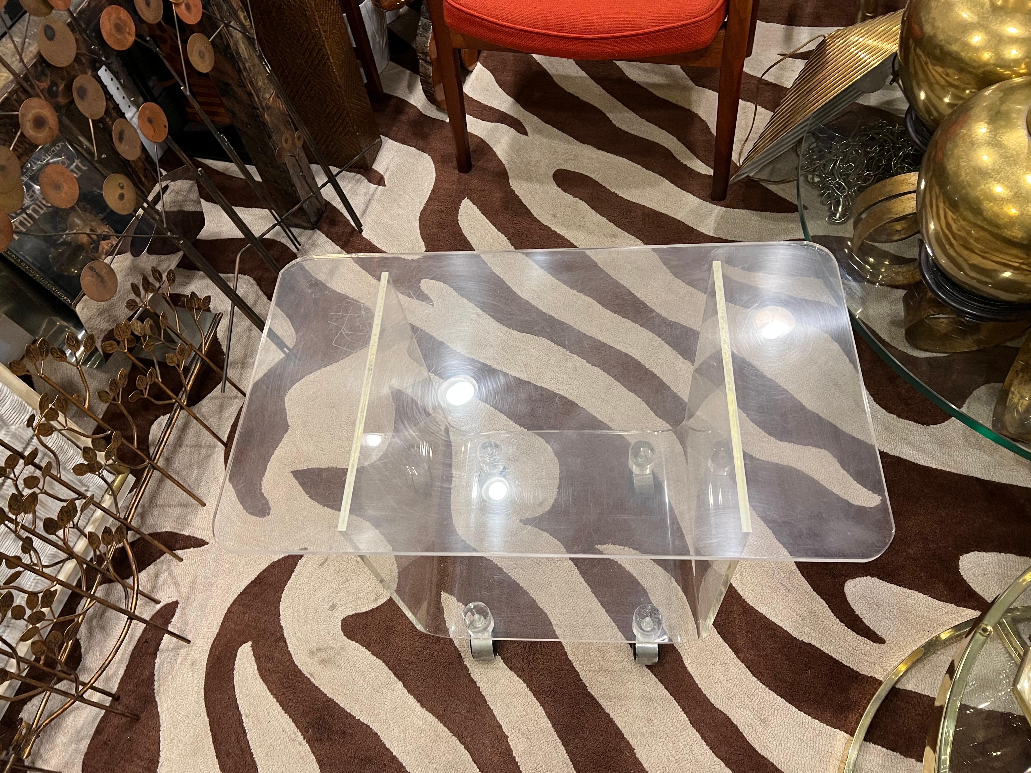 Mid-Century Modern Lucite Stand or Cart For Sale 13