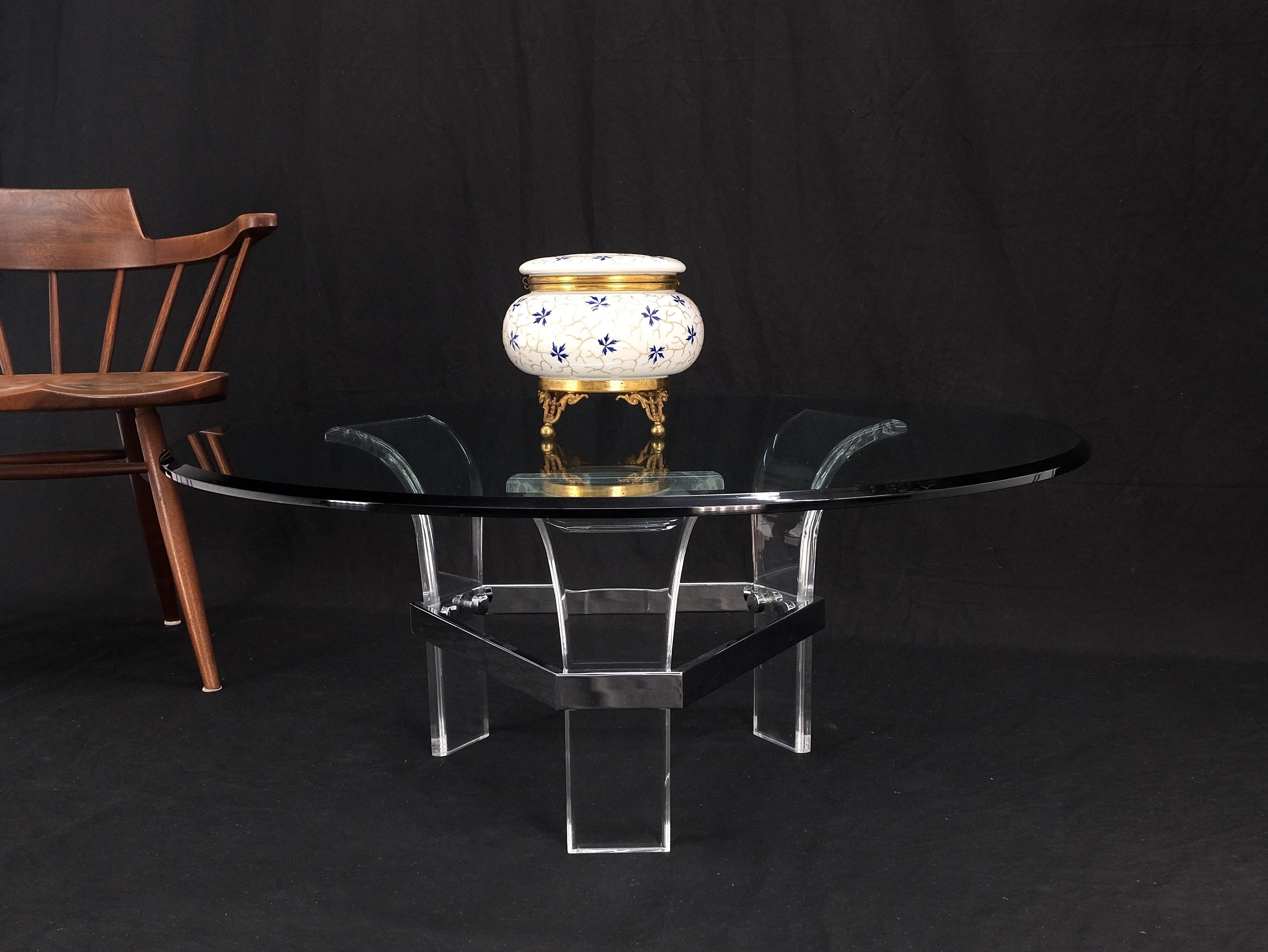 Verre Table basse ronde à plateau en verre et base en Lucite, Mid Century Modern MINT ! en vente