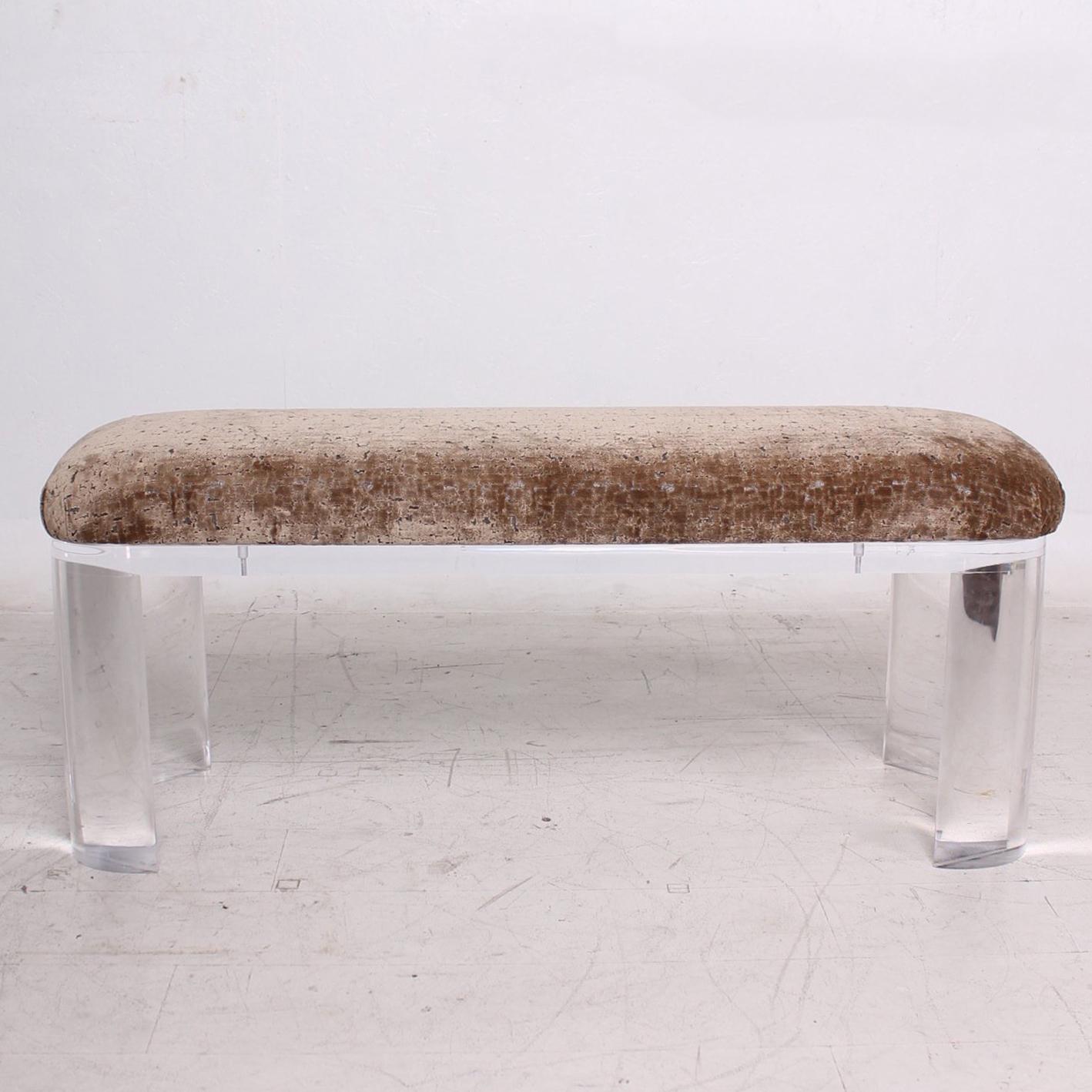 For your consideration a vintage Lucite bench.

Heavy and thick legs with light brown or golden upholstery (velvet type with texture pattern).



Dimensions:
20 1/4