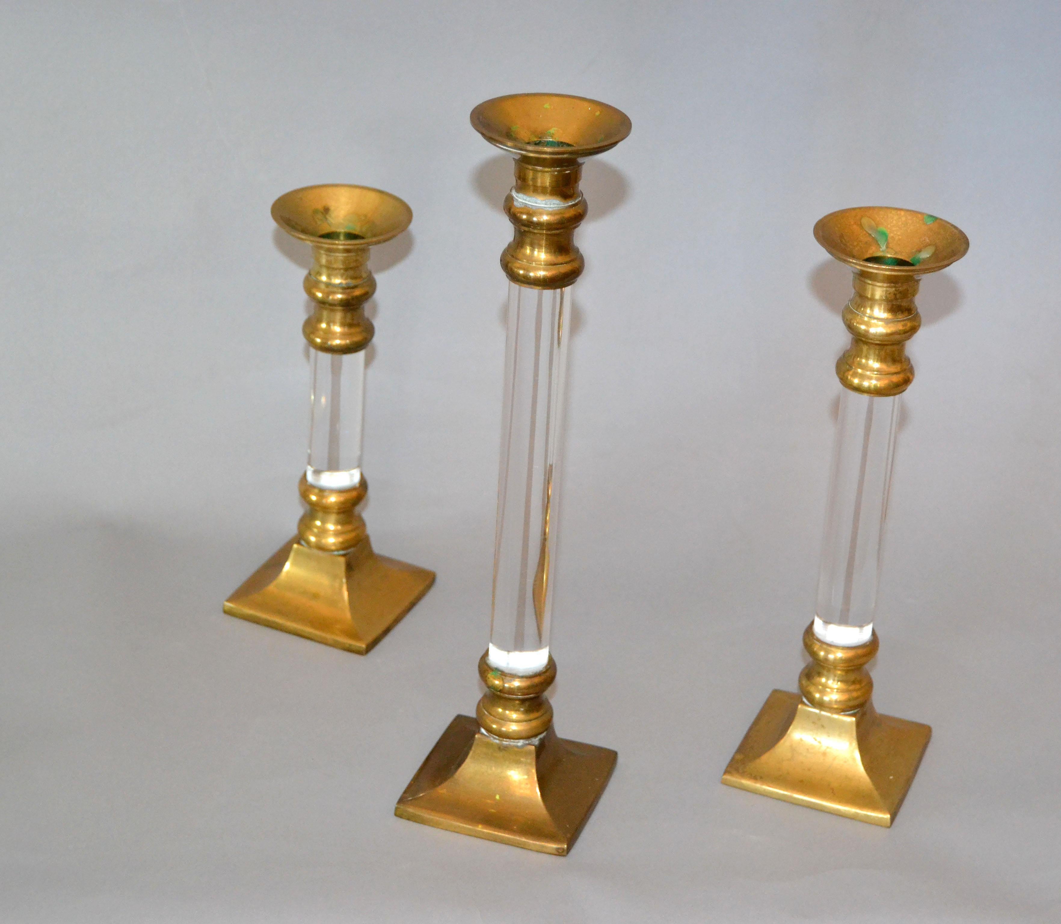 Set von 3 Mid-Century Modern-Kerzenhaltern oder Kerzenständern aus Lucite und Messing  (Moderne der Mitte des Jahrhunderts) im Angebot