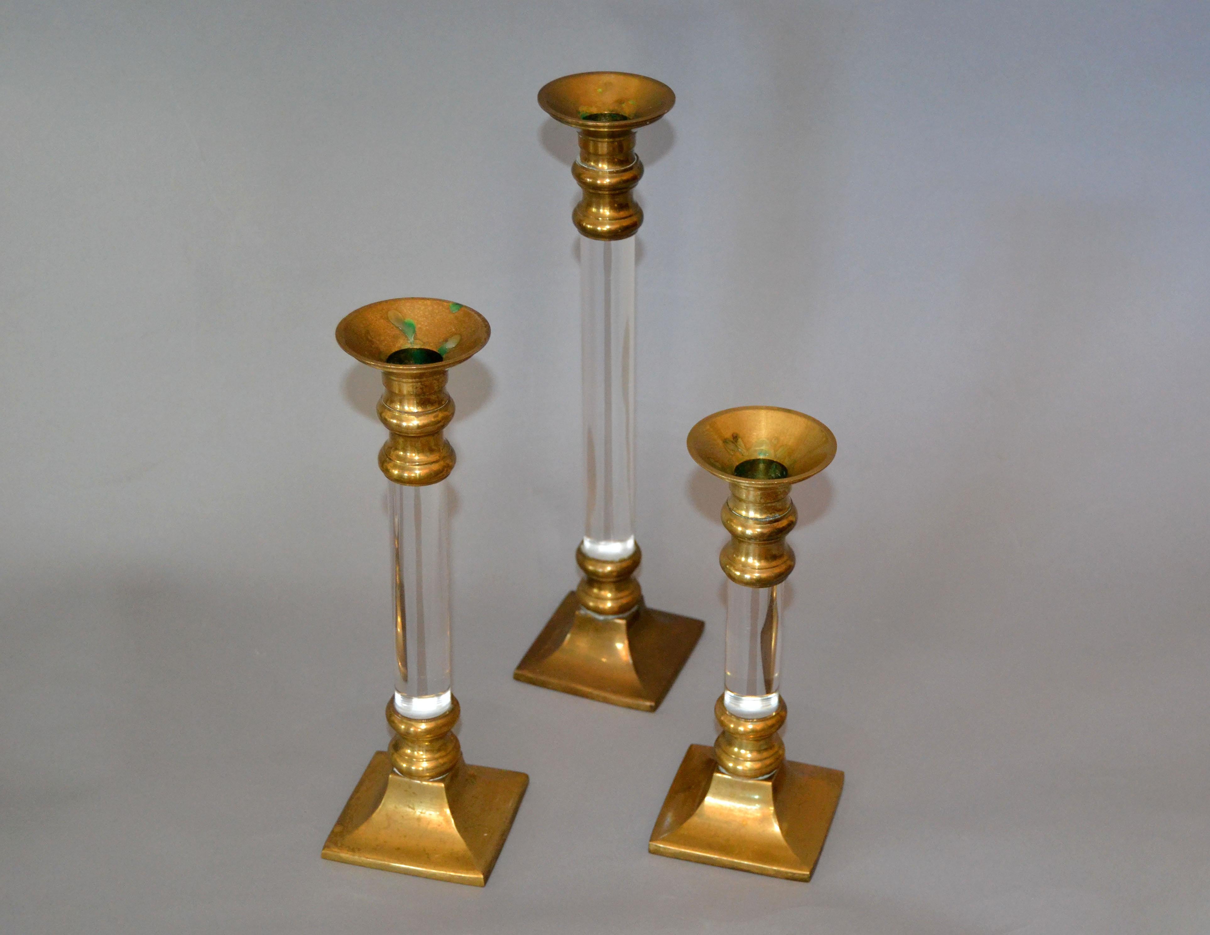 Americano Portacandele o candelabri in lucite e ottone, set di 3 in vendita