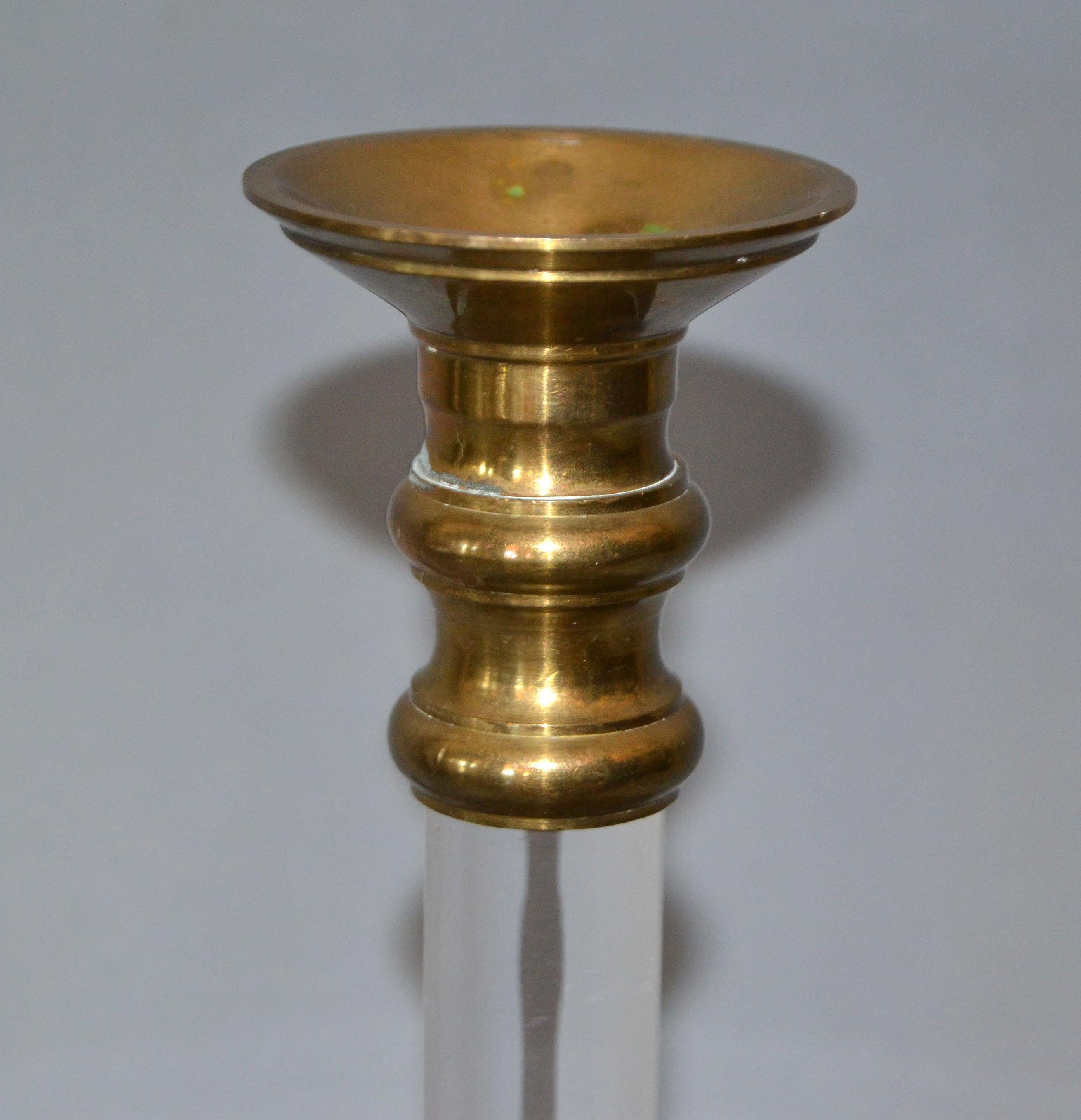 Set von 3 Mid-Century Modern-Kerzenhaltern oder Kerzenständern aus Lucite und Messing  (Handgefertigt) im Angebot