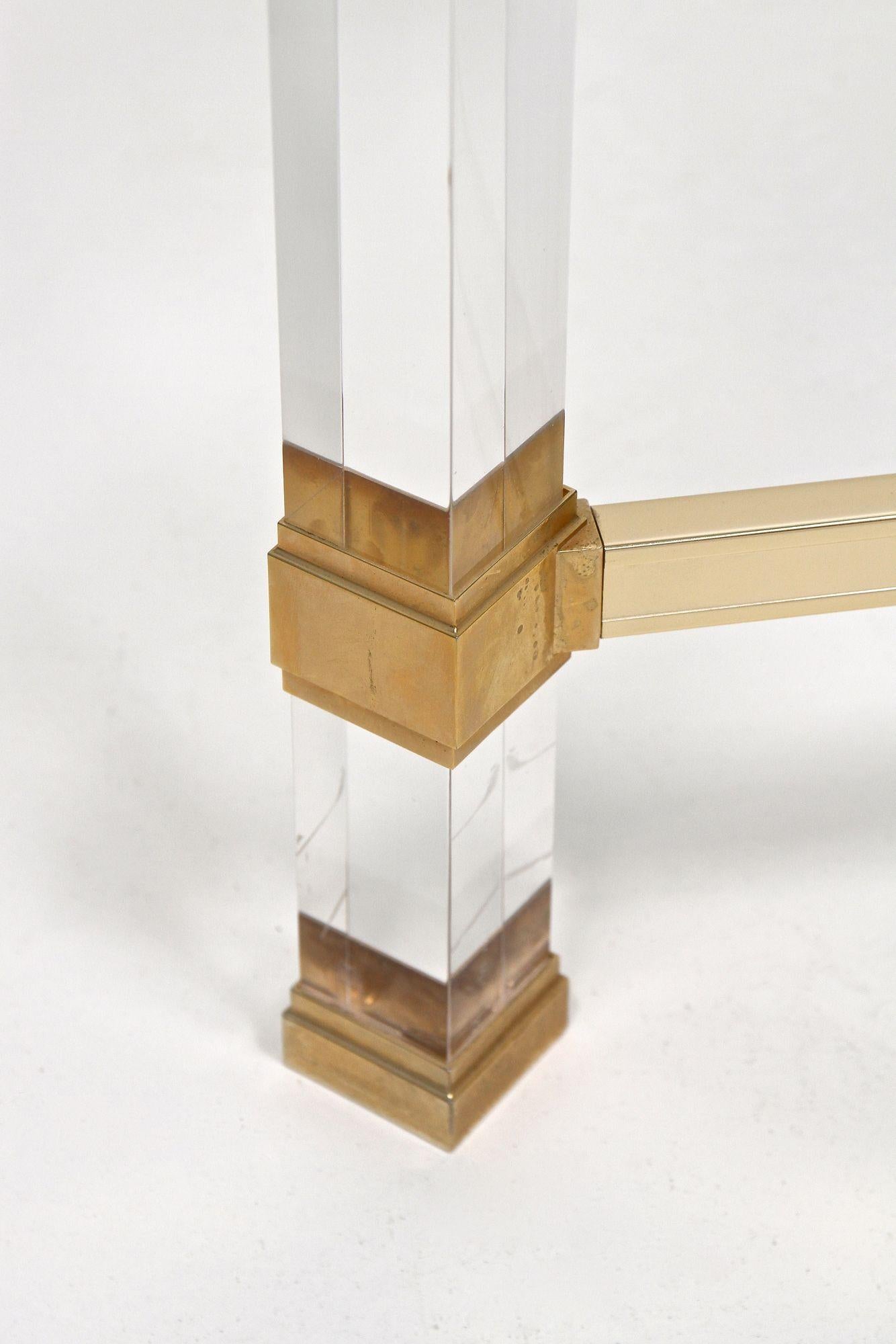 Table basse moderne du milieu du siècle dernier en lucite et laiton de Pierre Vandel, FR vers 1970 en vente 3