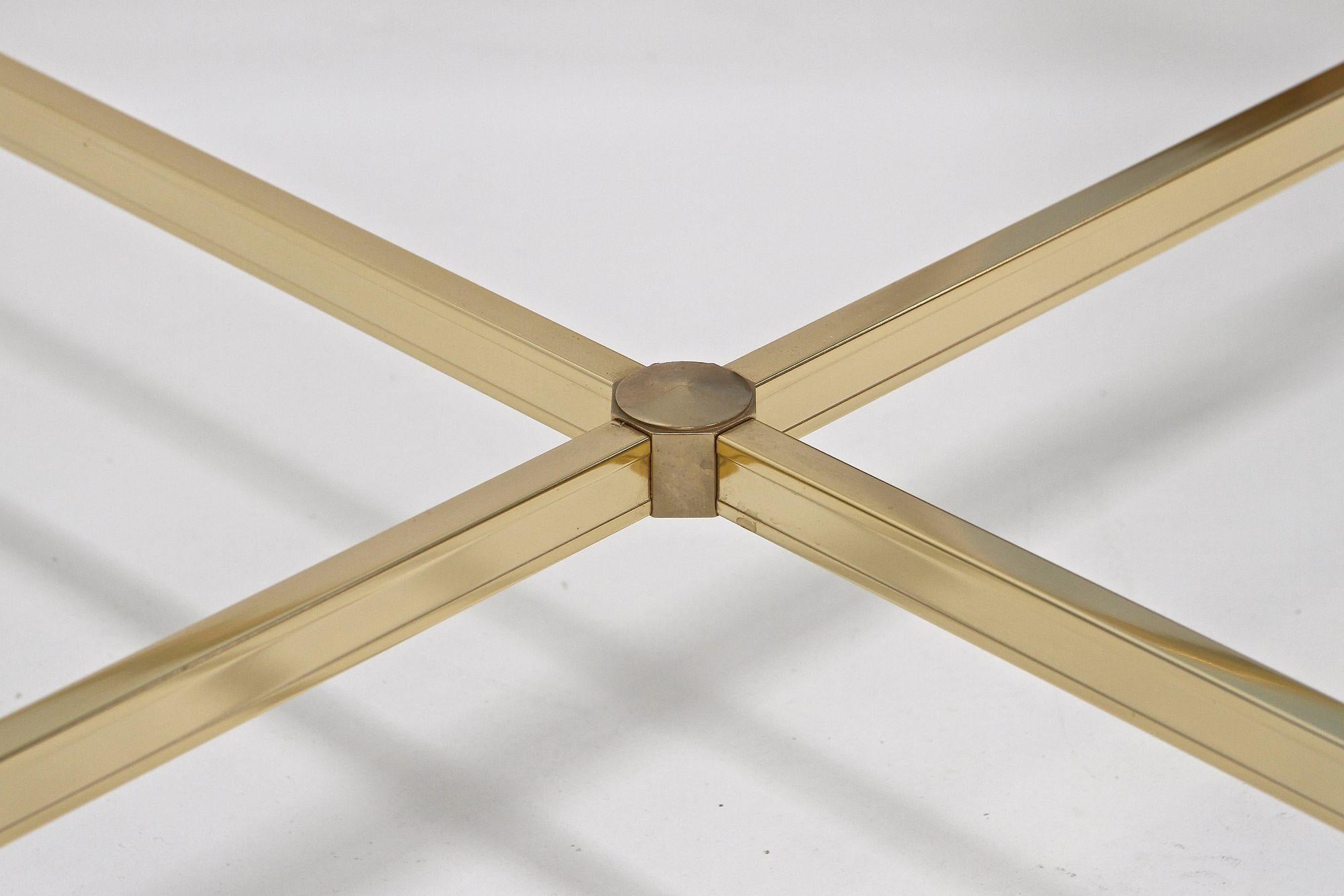 Table basse moderne du milieu du siècle dernier en lucite et laiton de Pierre Vandel, FR vers 1970 en vente 4