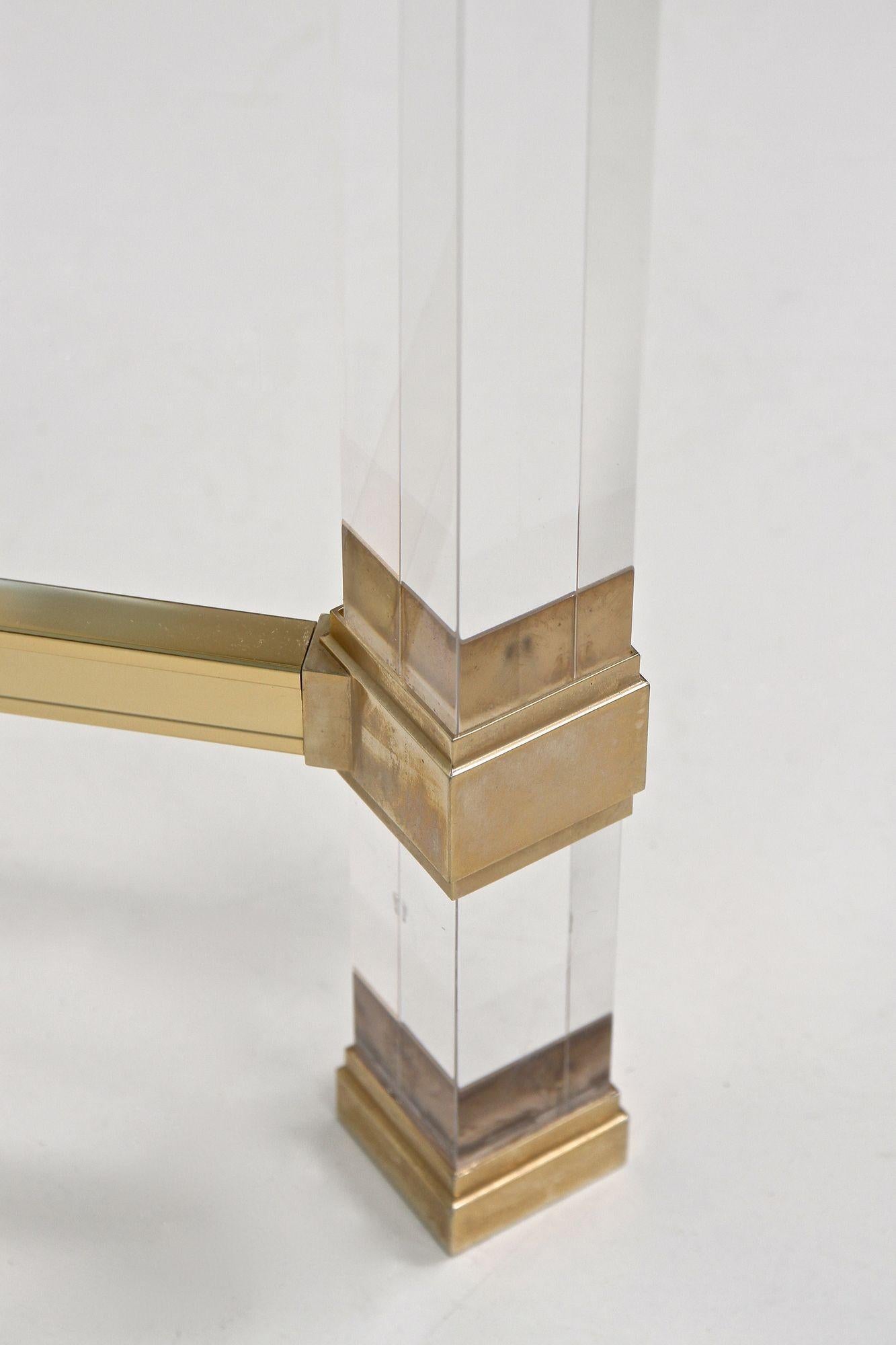 Table basse moderne du milieu du siècle dernier en lucite et laiton de Pierre Vandel, FR vers 1970 en vente 5