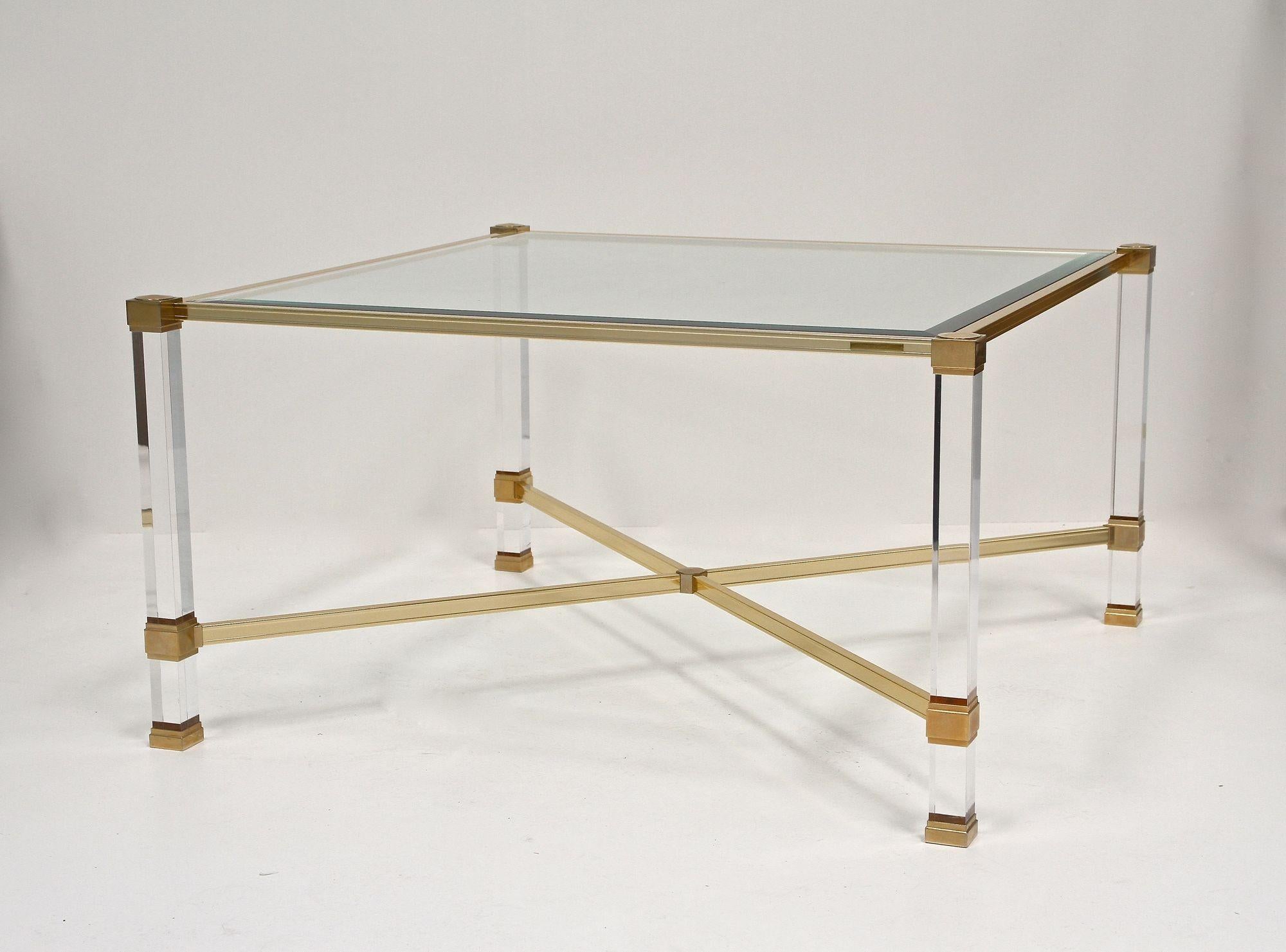 Table basse moderne du milieu du siècle dernier en lucite et laiton de Pierre Vandel, FR vers 1970 en vente 6