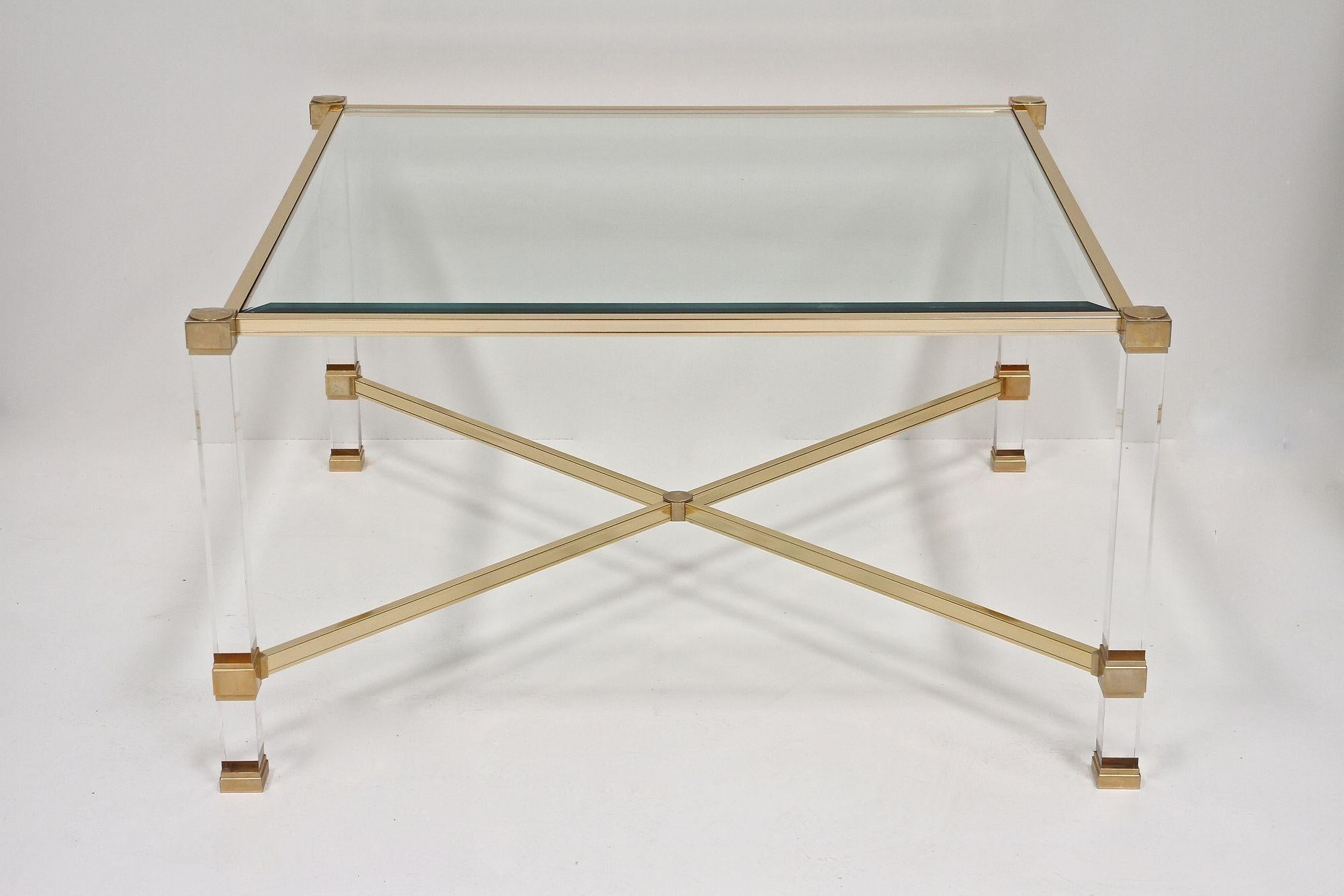 Table basse moderne du milieu du siècle dernier en lucite et laiton de Pierre Vandel, FR vers 1970 en vente 7