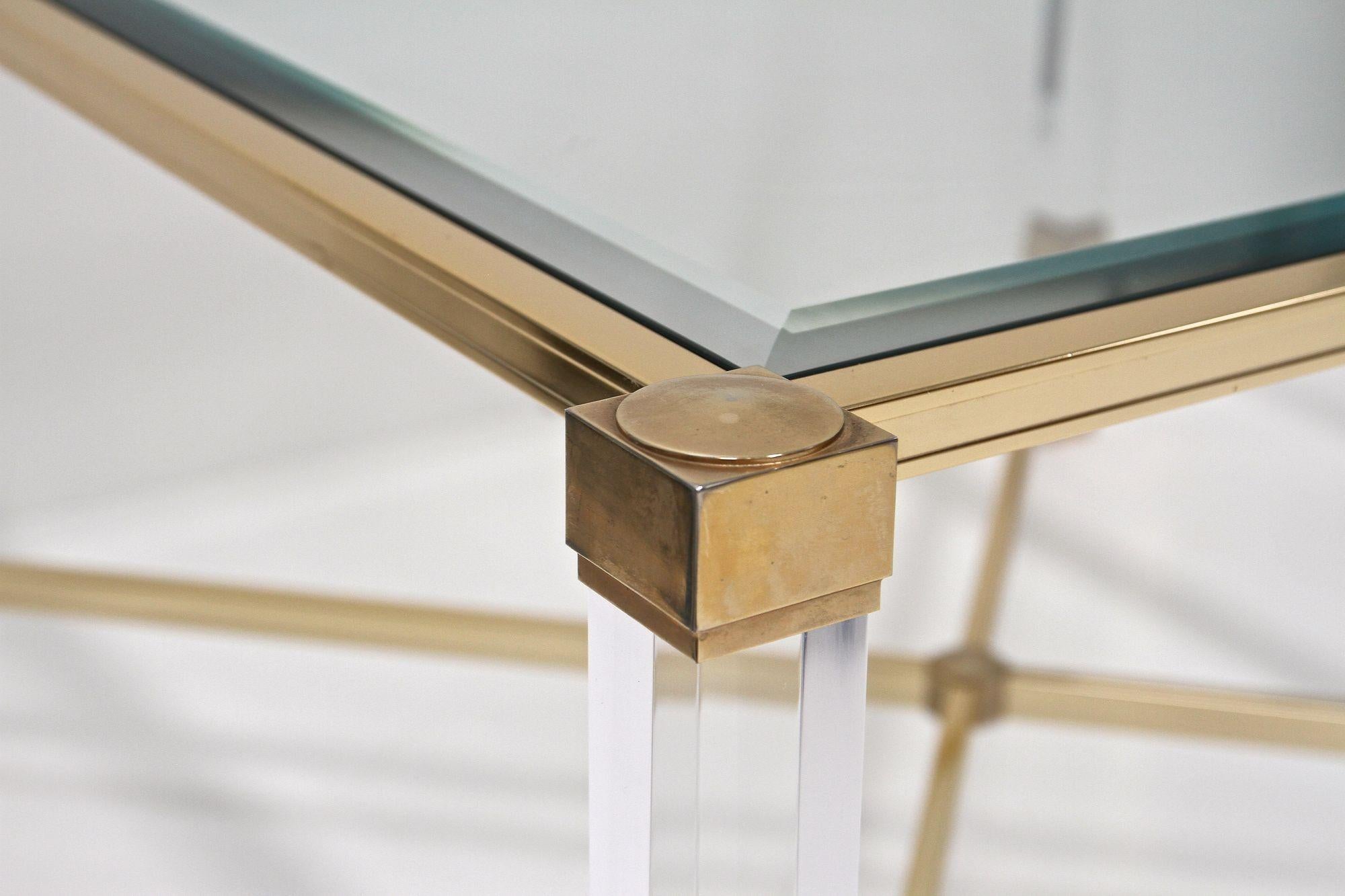Table basse moderne du milieu du siècle dernier en lucite et laiton de Pierre Vandel, FR vers 1970 en vente 8