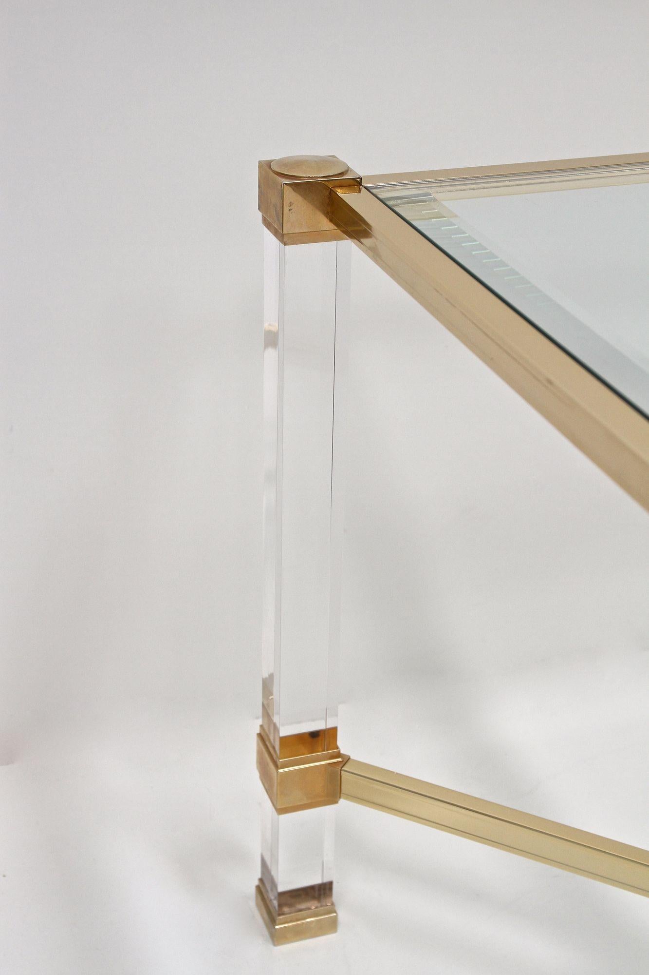 Table basse moderne du milieu du siècle dernier en lucite et laiton de Pierre Vandel, FR vers 1970 en vente 9